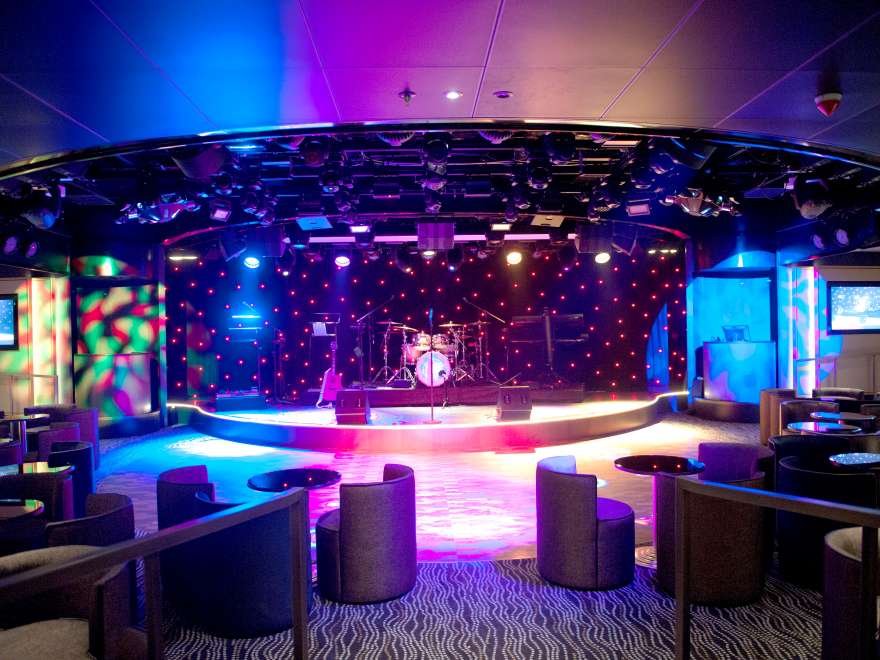 Evening entertainment onboard P&O Cruises live lounge music