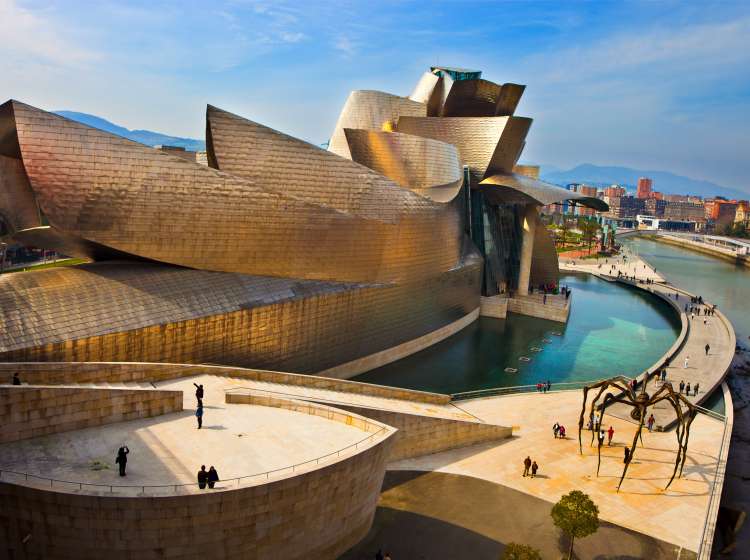 Guggenheim Museum by Frank Gehry architect and Maman Sculpture by Louise Bourgeois. Bilbao. Bizkaia. Vizcaya.   Basque Country. Spain