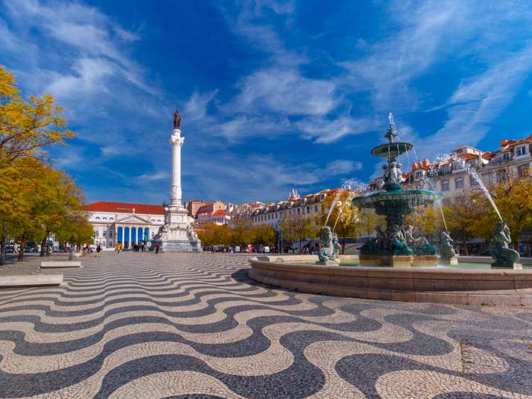 Fountain and buildings in Lisbon