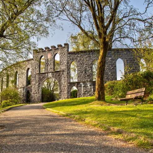 Welcome to the enchanting world of Scotland, where history and heritage come alive amidst breathtaking landscapes. In this guide, we invite you to embark on a journey through the majestic castles and scenic wonders that make Scotland a must-visit destination. 