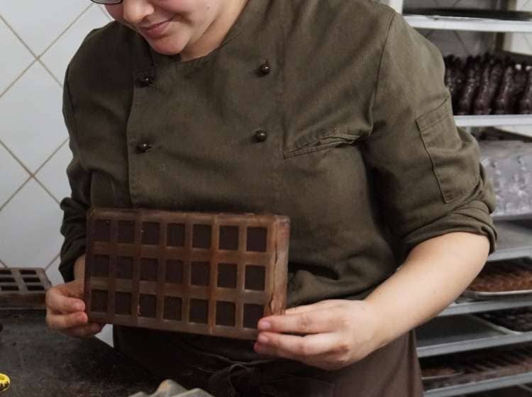 Brussels Museums Nocturnes 2017 - Choco-Story Brussels 
La musique peut changer la perception de votre gout ? Decouvrez par vous-meme : The sound of Flavour vous invite a deguster des chocolats tout en ecoutant de la musique, afin de vous sensibiliser sur la facon dont vos sens interagissent et l'importance de ces interactions pendant que nous mangeons et buvons. Le musee propose egalement, pendant toute la soiree, des experiences sensorielles individuelles. 
( Entre septembre et decembre, les musees de Bruxelles vous sortent de la torpeur des soirees d'automne a manger de la soupe devant la derniere rediffusion des Experts.
Et oui, tous vos jeudis soirs du 14 septembre au 7 decembre n'ont plus aucune raison d'etre passes dans la morosite de votre fauteuil. Les musees bruxellois se fondent dans la nuit de 17h a 22h pour vous proposer un programme reveur, exclusif et qui reste, comme toujours, abordable. Voici 10 bonnes raisons de jouer les noctambules pendant la saison ! )