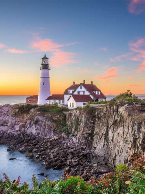 Lighthouse and house by the sea 