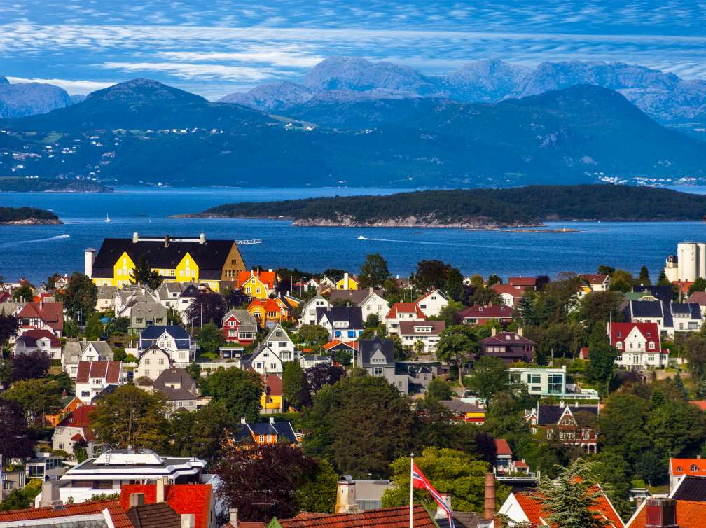 Houses infront of water and mountains