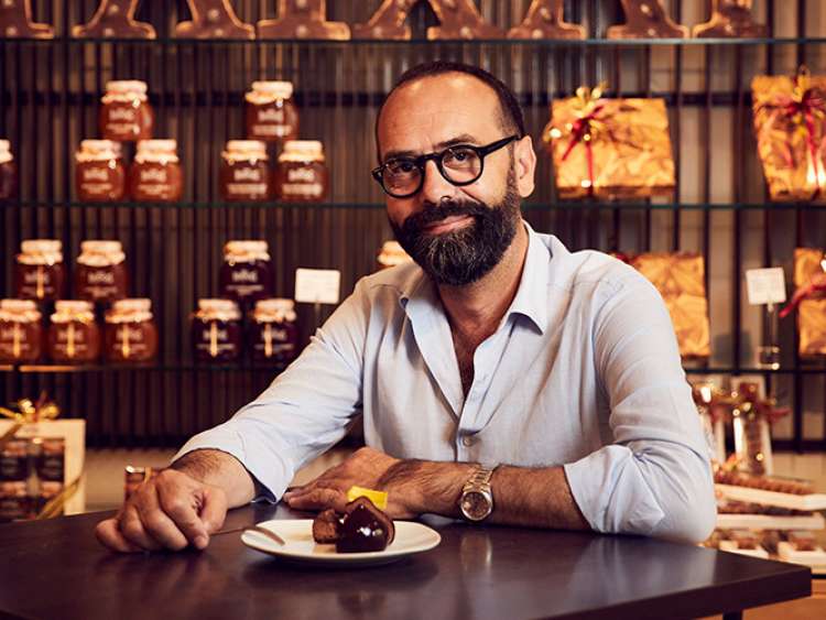 Jose Pizarro eating food at table 