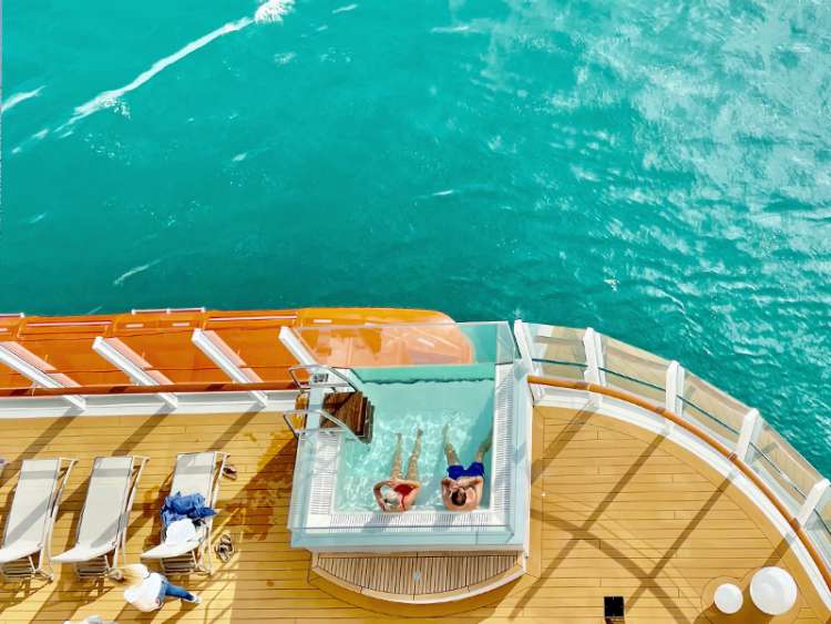 P&O Cruises - Deck and pool on Iona 