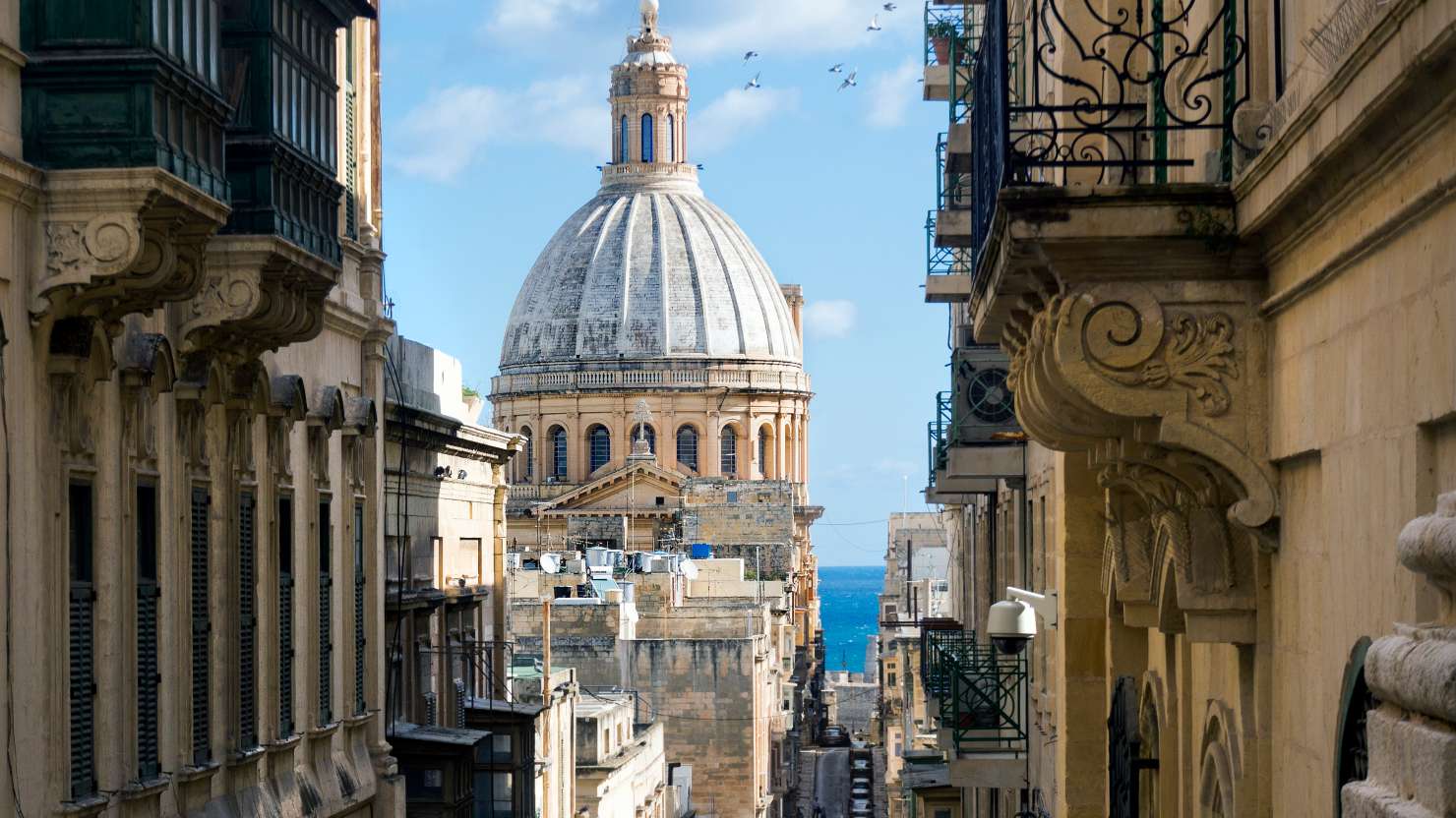 Europa, Malta, La Valletta, Blick durch eine Straßenschlucht auf die Kuppel der Karmeliterkirche