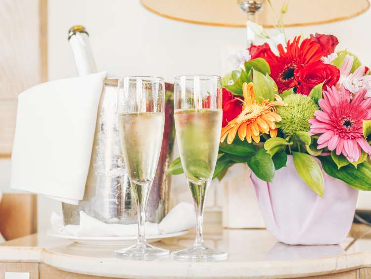 glasses of champagne with flowers
