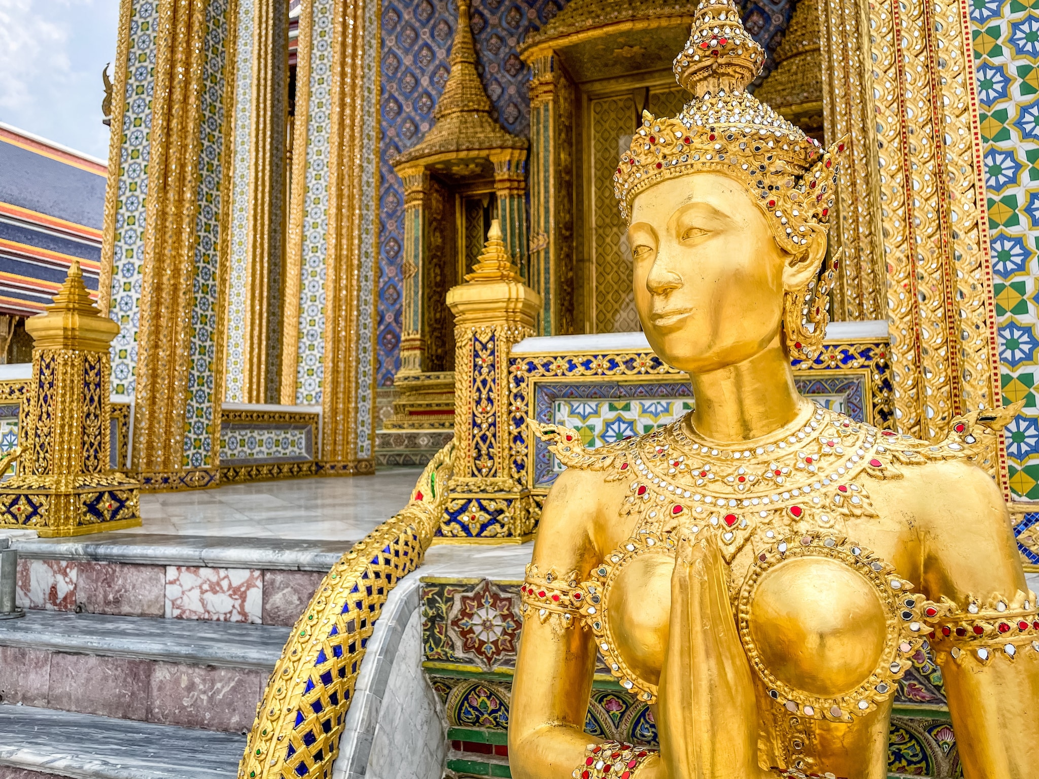 {"metadata_en_GB":{"alt-text":"Bangkok, Thailand - April 30, 2020: Close up of Statues in the Grand Palace Bangkok Thailand. The Grand Palace is a complex of buildings at the heart of Bangkok, Thailand. The palace has been the official residence of the Kings of Siam since 1782. Top tourist attraction for any visiting the capital."}}