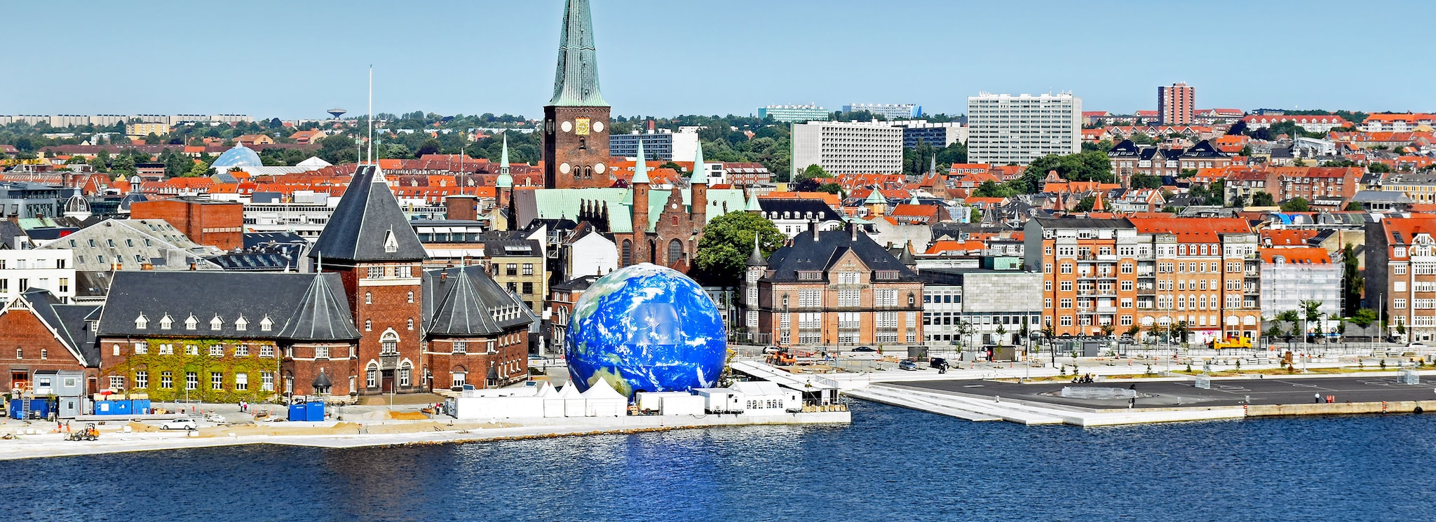 {"metadata_en_GB":{"alt-text":"Sea view of Aarhus in Denmark"},"metadata_en_AU":{"alt-text":"Sea view of Aarhus in Denmark"}}