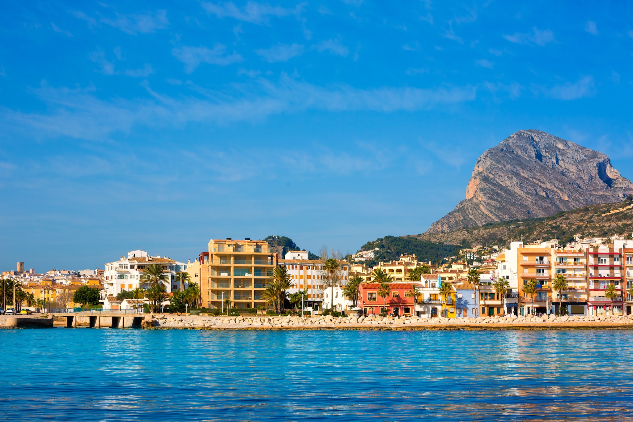 {"metadata_en_GB":{"alt-text":"Buildings infront of bright blue water"},"metadata_en_AU":{"alt-text":"Buildings infront of bright blue water"}}