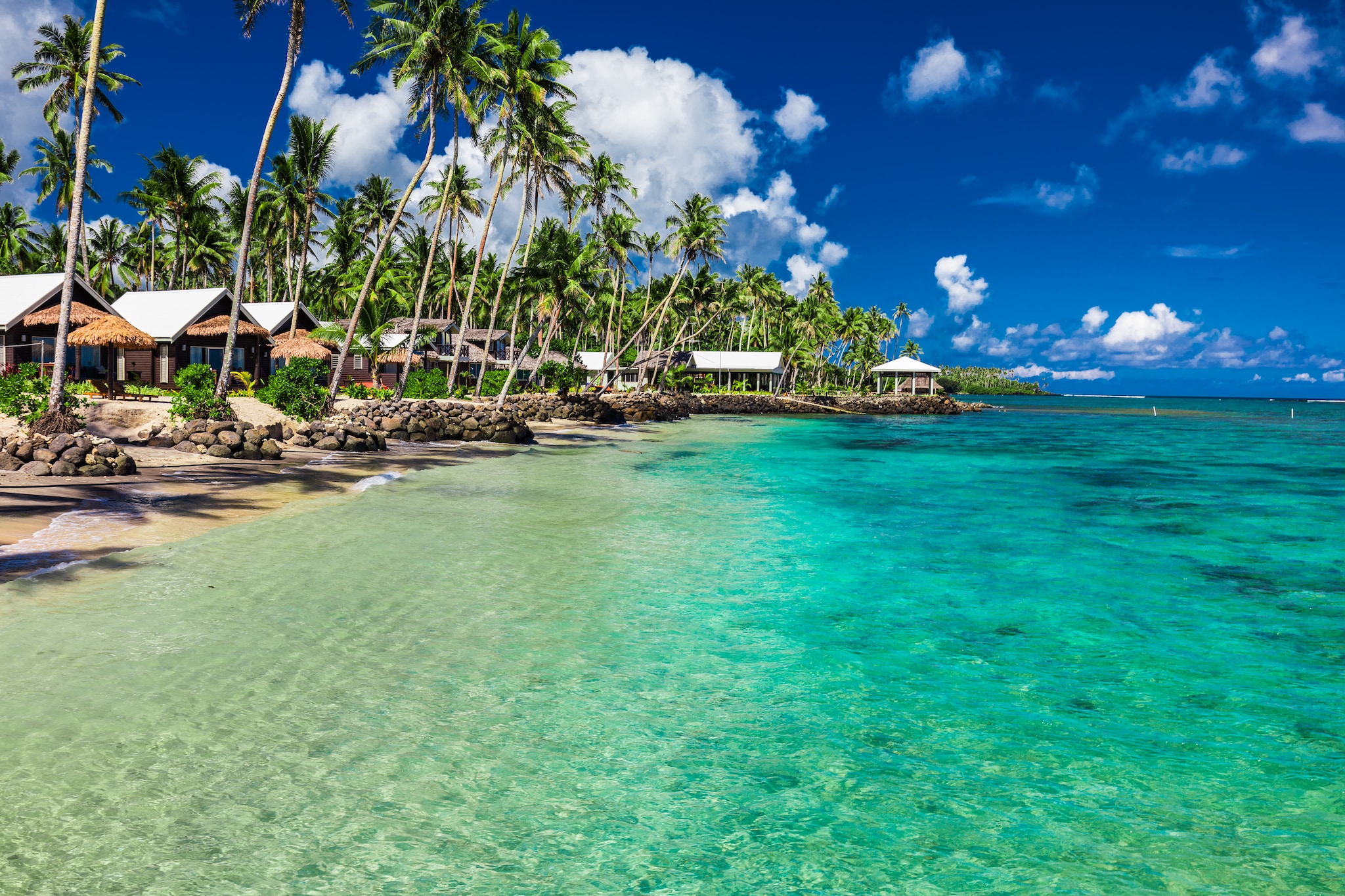 {"metadata_en_GB":{"alt-text":"Beach with palm trees and huts in Apia, Samoa Islands"},"metadata_en_AU":{"alt-text":"Beach with palm trees and huts in Apia, Samoa Islands"}}
