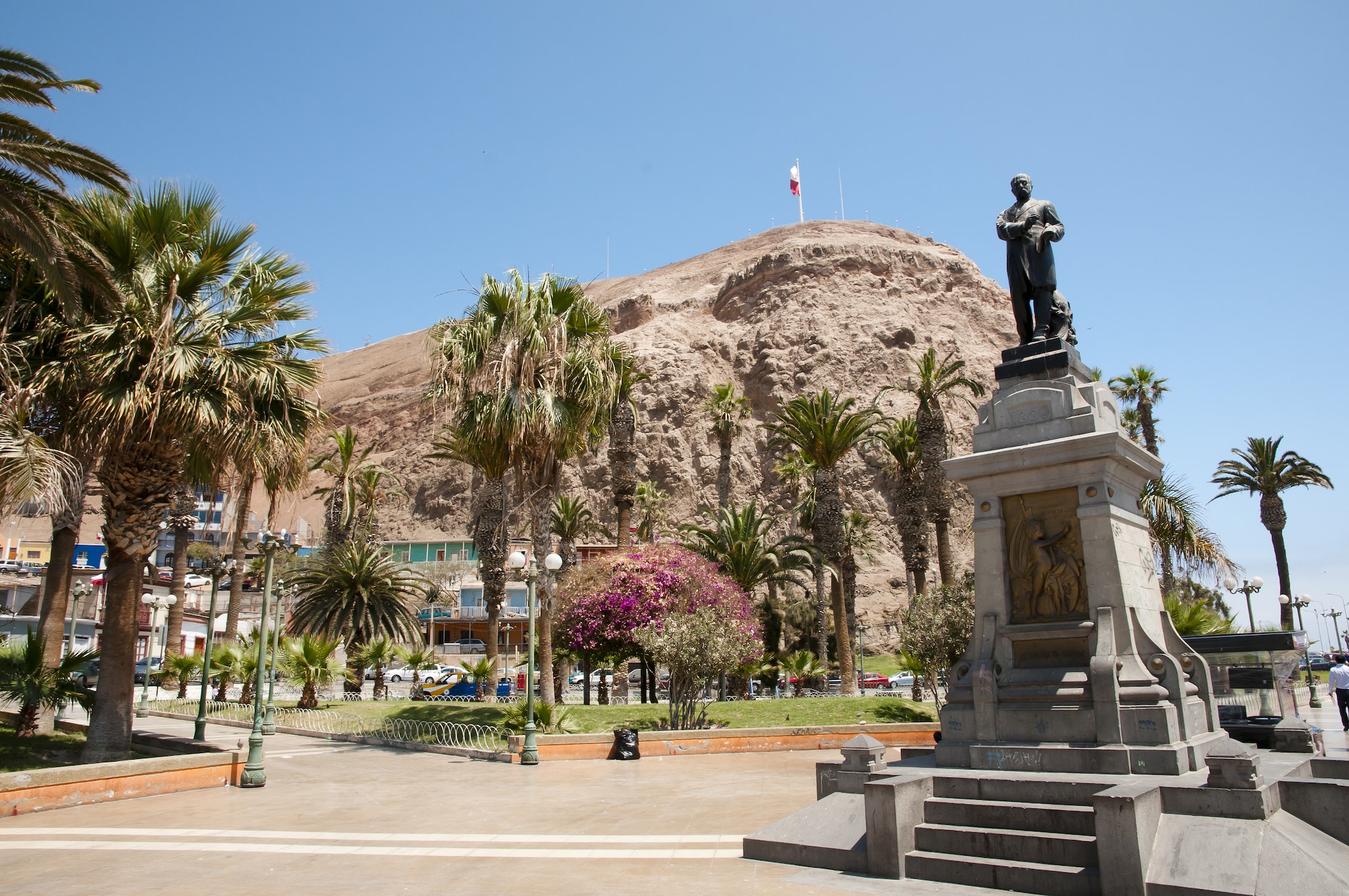 {"metadata_en_GB":{"alt-text":"Statue and palm trees by mountain "},"metadata_en_AU":{"alt-text":"Statue and palm trees by mountain "}}
