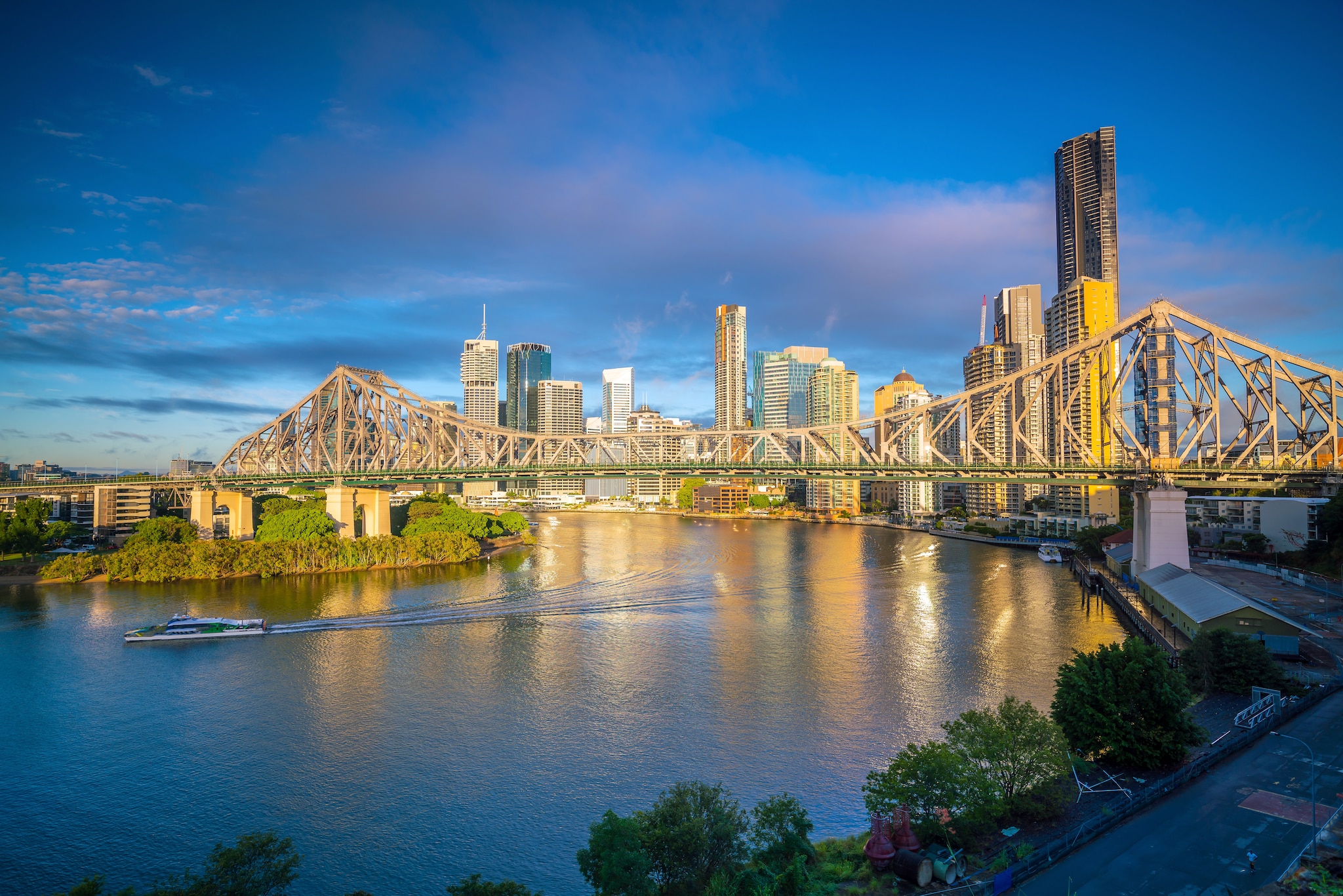 {"metadata_en_GB":{"alt-text":"Brisbane's skyline behind Story Bridge over the Brisbane River"},"metadata_en_AU":{"alt-text":"Brisbane's skyline behind Story Bridge over the Brisbane River"}}