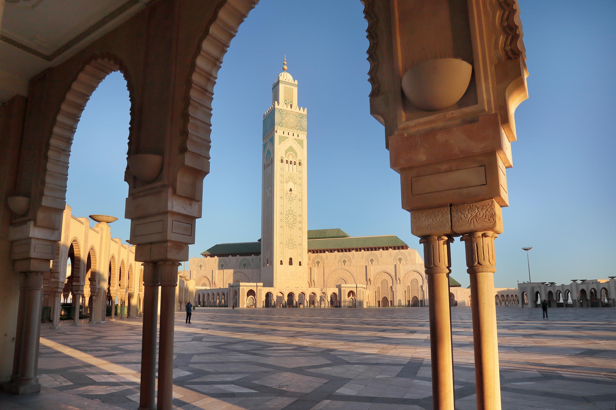 {"metadata_en_GB":{"alt-text":"Beautiful Arch frame of islamic Minaret of the Hassan II Mosque in Casablanca Morocco against blue sky"}}
