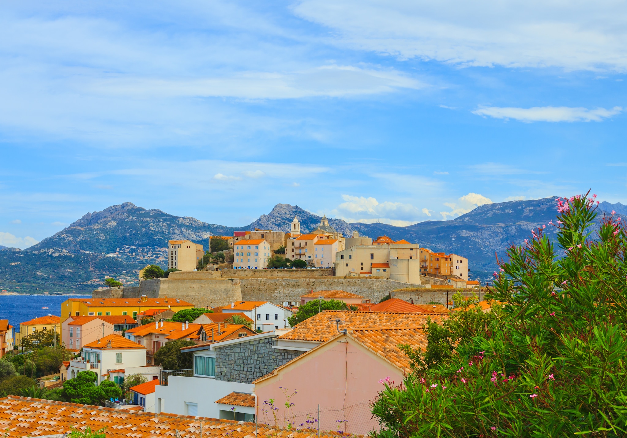 {"metadata_en_GB":{"alt-text":"Rustic buildings in front of view of mountains"},"metadata_en_AU":{"alt-text":"Rustic buildings in front of view of mountains"}}