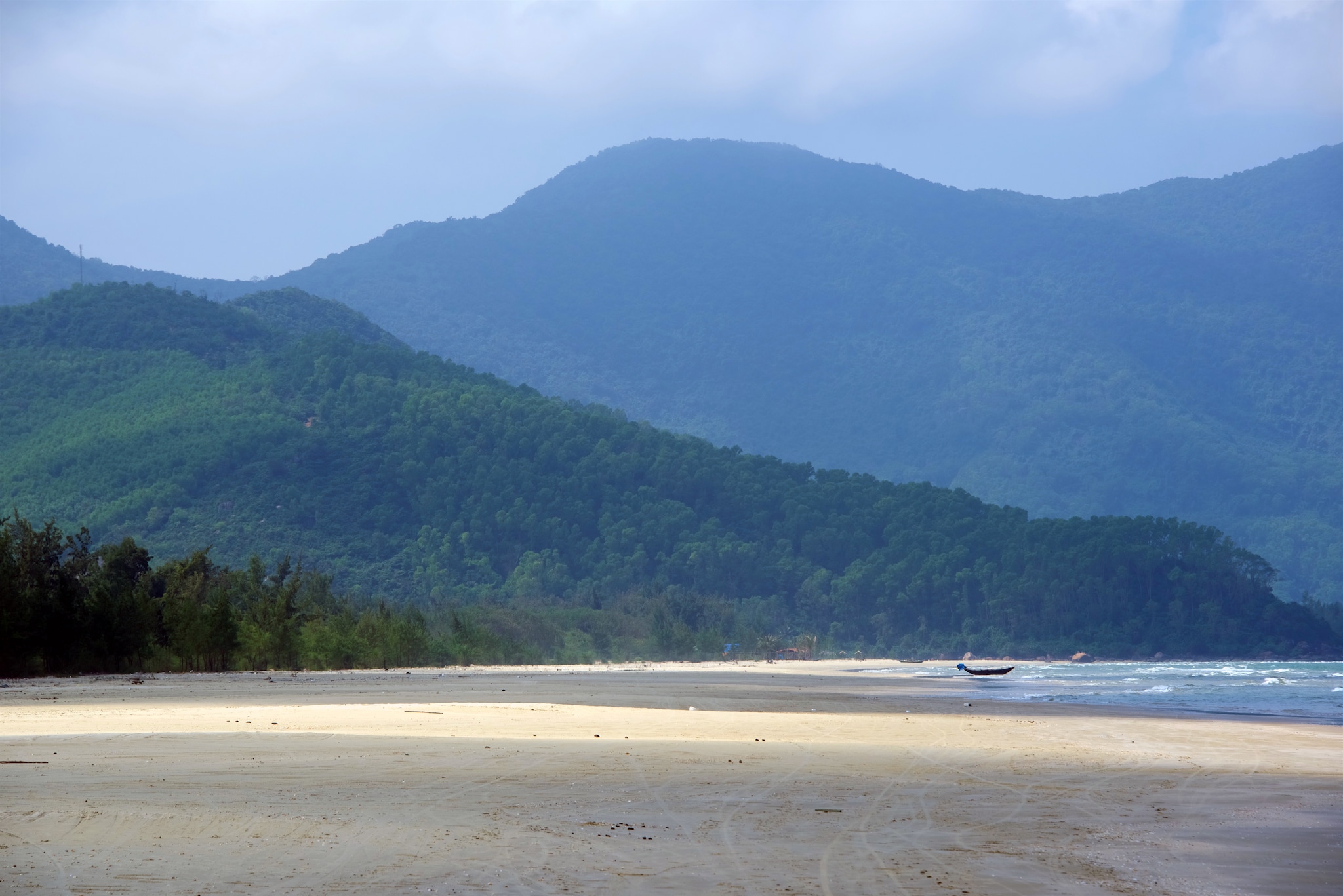 {"metadata_en_GB":{"alt-text":"Beach with mountains in background"},"metadata_en_AU":{"alt-text":"Beach with mountains in background"}}