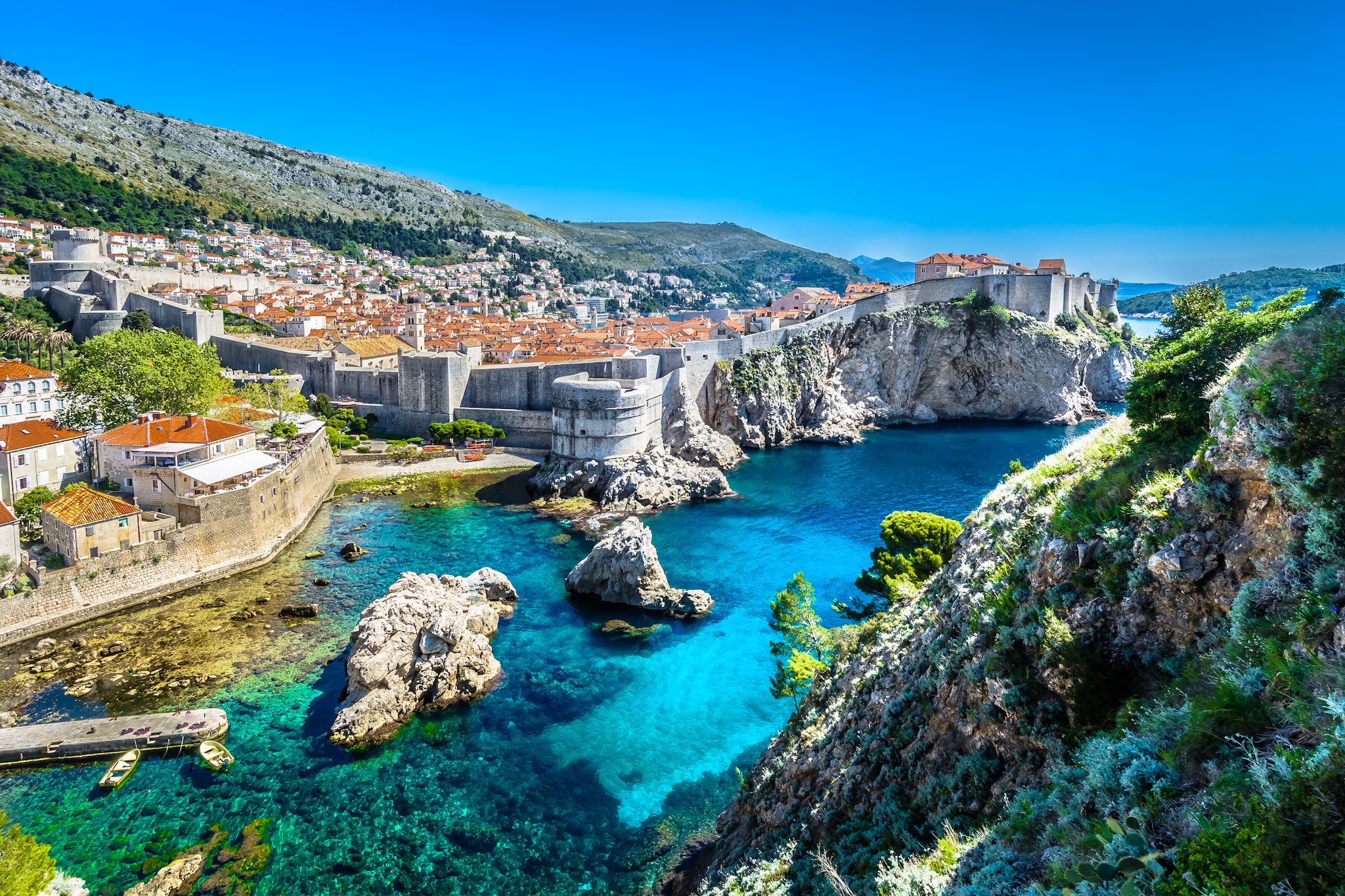 {"metadata_en_GB":{"alt-text":"Mountain view of sea and buildings"},"metadata_en_AU":{"alt-text":"Mountain view of sea and buildings"}}
