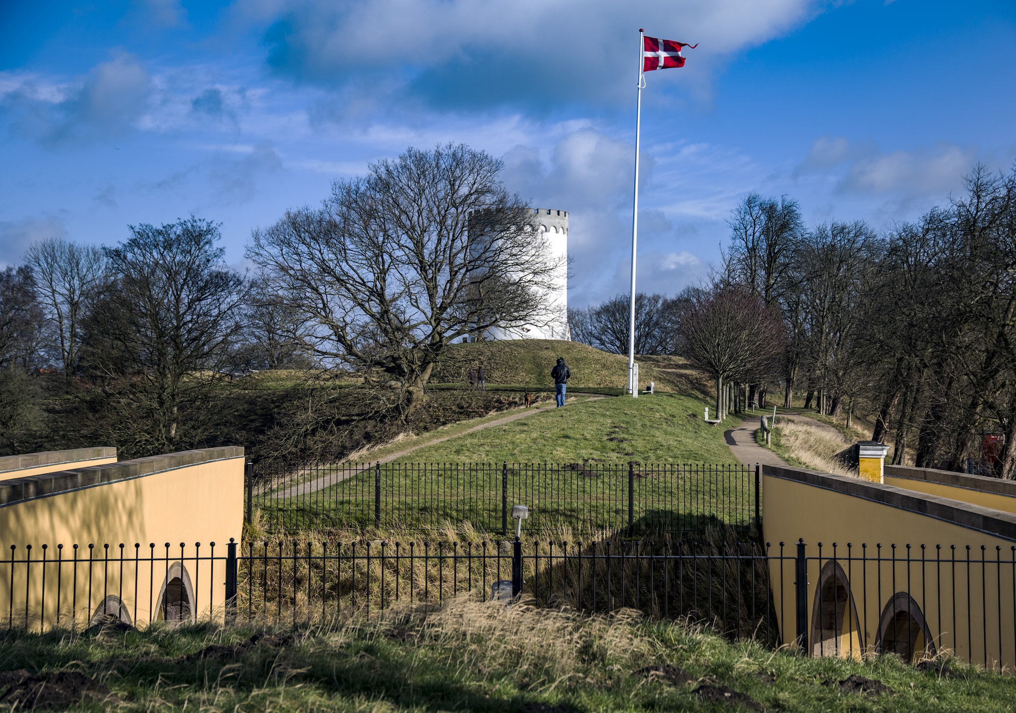 {"metadata_en_GB":{"alt-text":"castle on a hill behind a smaller hill with a red and white crossed flag"},"metadata_en_AU":{"alt-text":"castle on a hill behind a smaller hill with a red and white crossed flag"}}