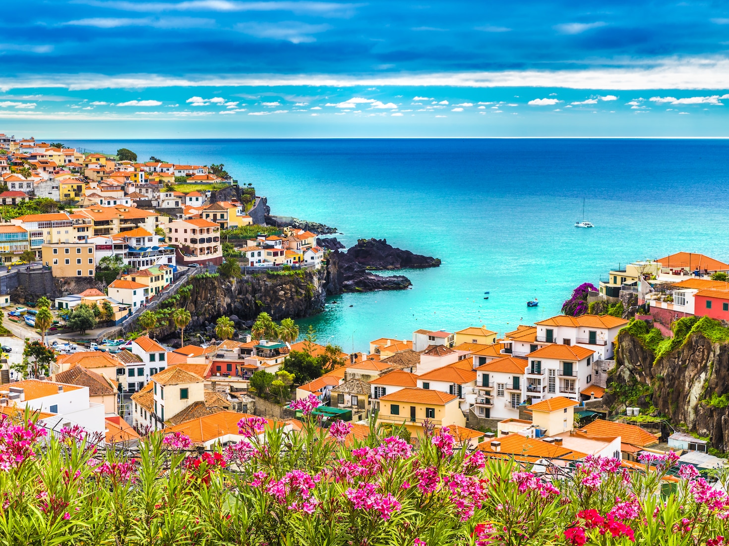 {"metadata_en_GB":{"alt-text":" A sky view of buildings near clear blue water"},"metadata_en_AU":{"alt-text":" A sky view of buildings near clear blue water"}}