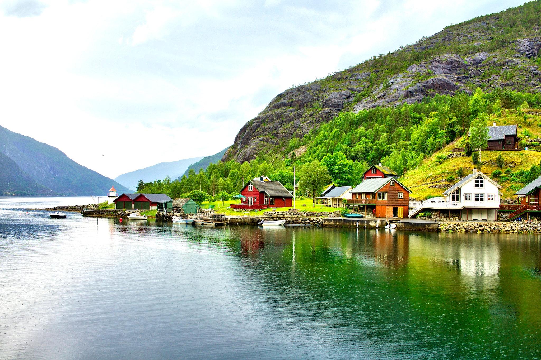 {"metadata_en_GB":{"alt-text":"Norway, Aakrafjord: houses overlooking the Akra fjord"}}
