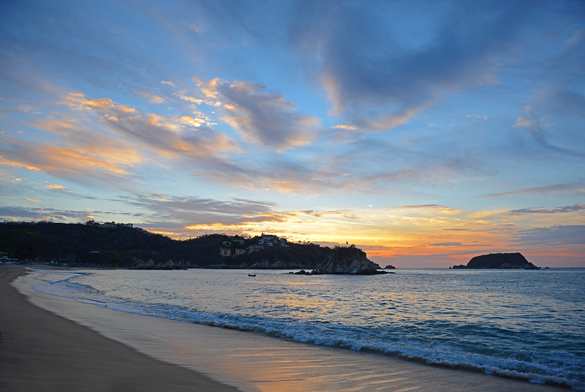 {"metadata_en_GB":{"alt-text":"Beach view of Bahia Conejos, Mexico"}}
