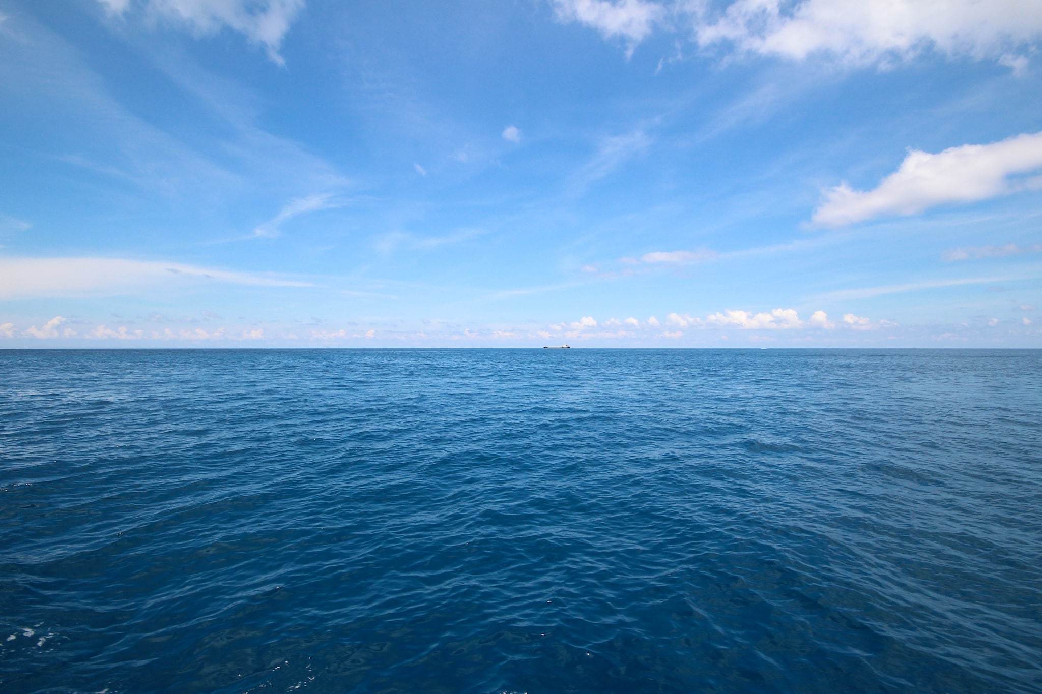 {"metadata_en_GB":{"alt-text":"Horizon of the sea ; Shutterstock ID 532690237; Project: Adobe"}}
