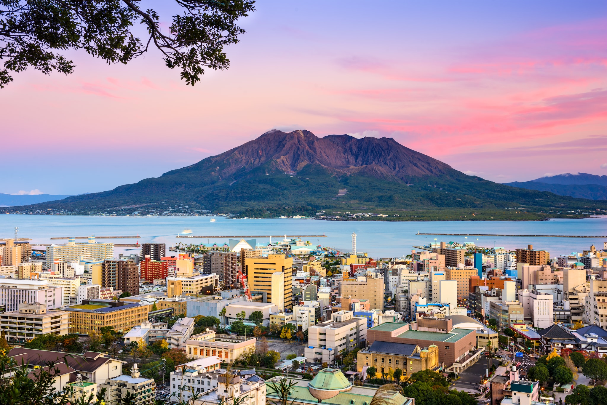 {"metadata_en_GB":{"alt-text":"image of city in front of sea and huge mountain"},"metadata_en_AU":{"alt-text":"image of city in front of sea and huge mountain"}}