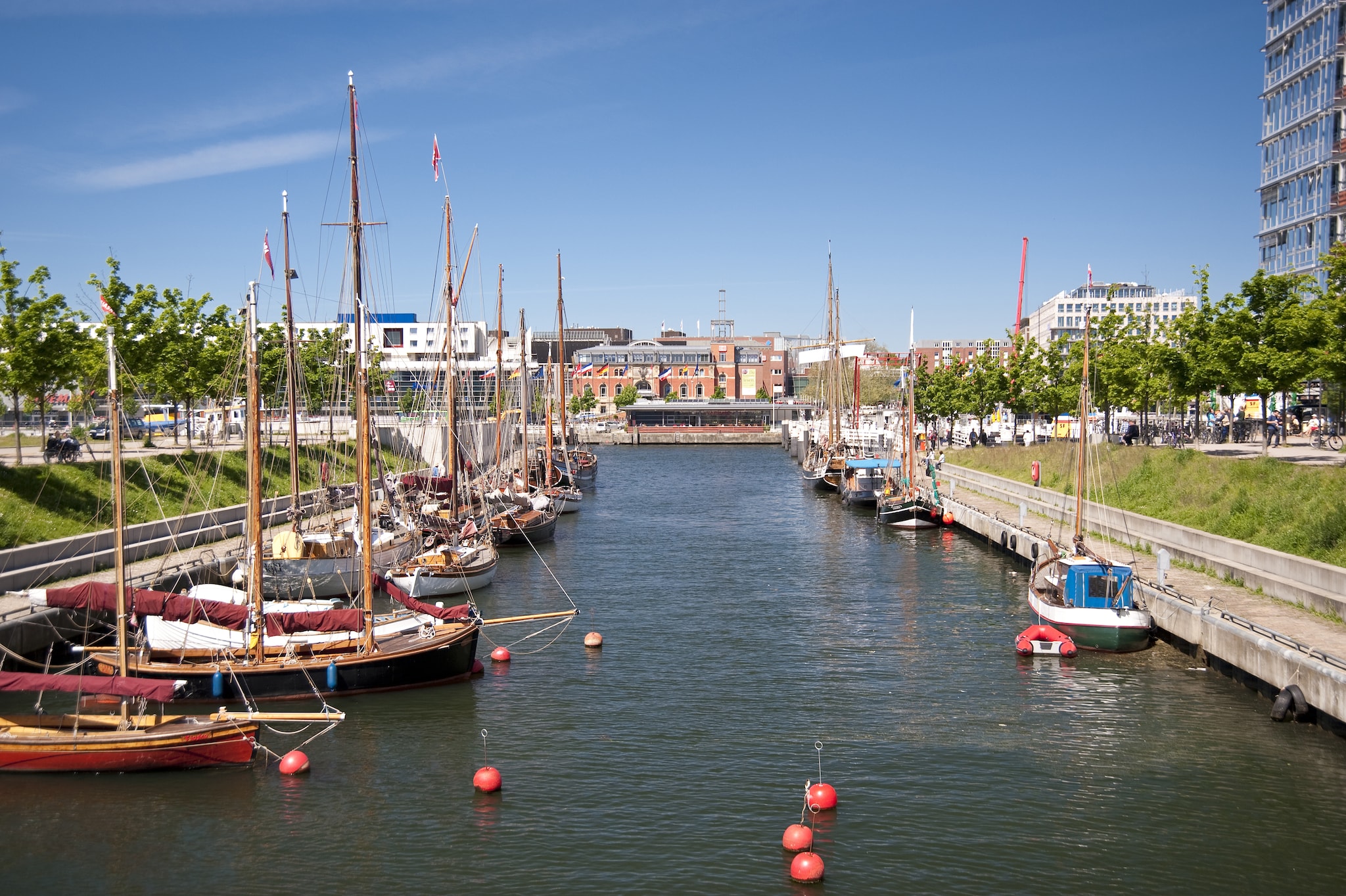 {"metadata_en_GB":{"alt-text":"Little boats on a river next to town"},"metadata_en_AU":{"alt-text":"Little boats on a river next to town"}}