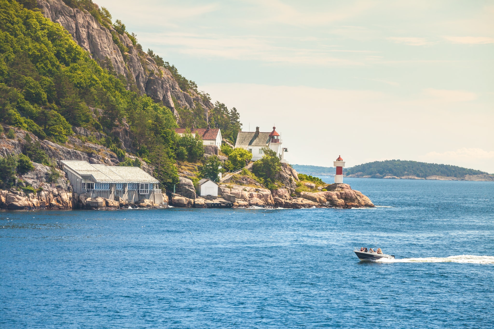 {"metadata_en_GB":{"alt-text":" A speed boat on water infront of a mountain"},"metadata_en_AU":{"alt-text":" A speed boat on water infront of a mountain"}}