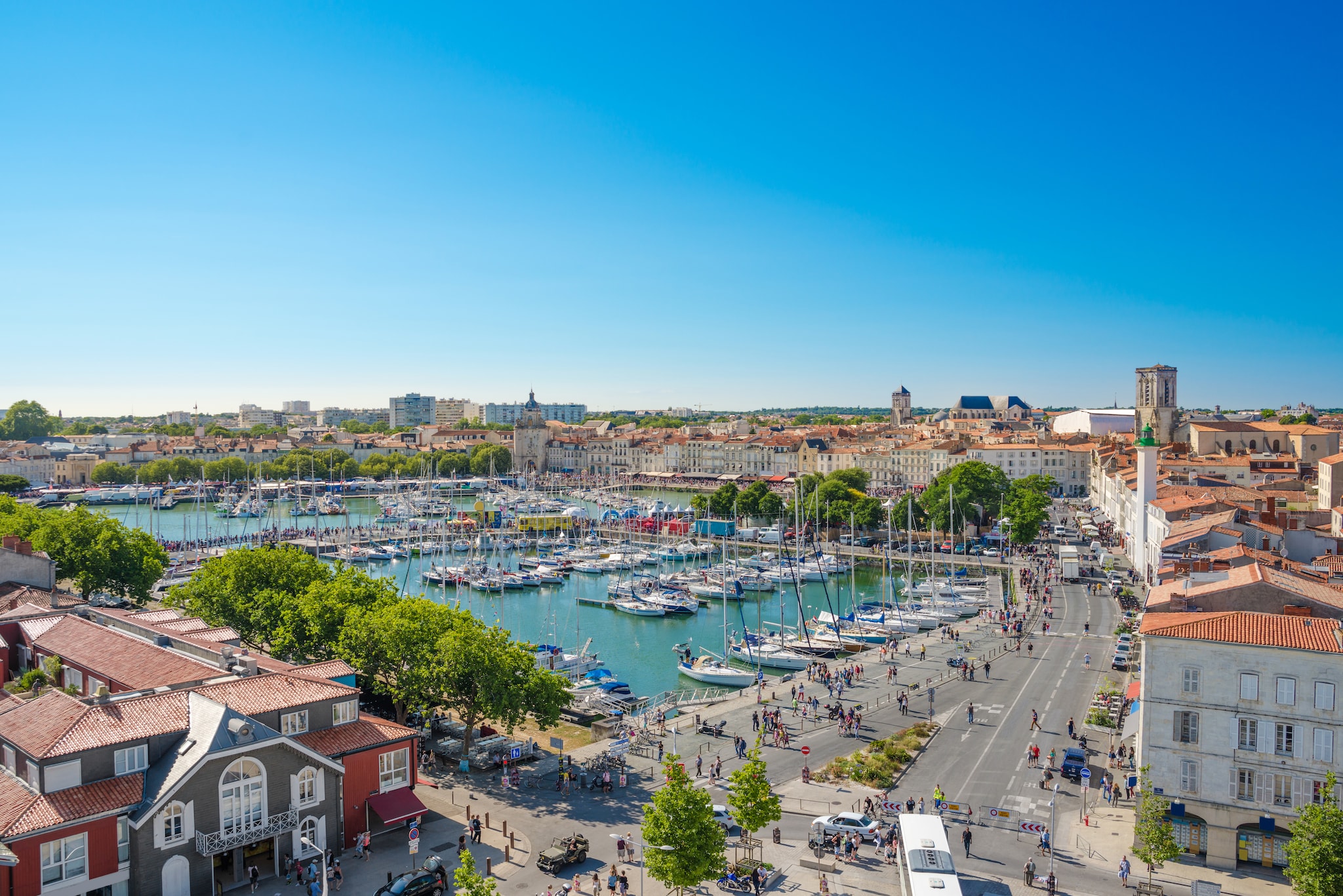 {"metadata_en_GB":{"alt-text":"City overlooking the harbour"},"metadata_en_AU":{"alt-text":"City overlooking the harbour"}}
