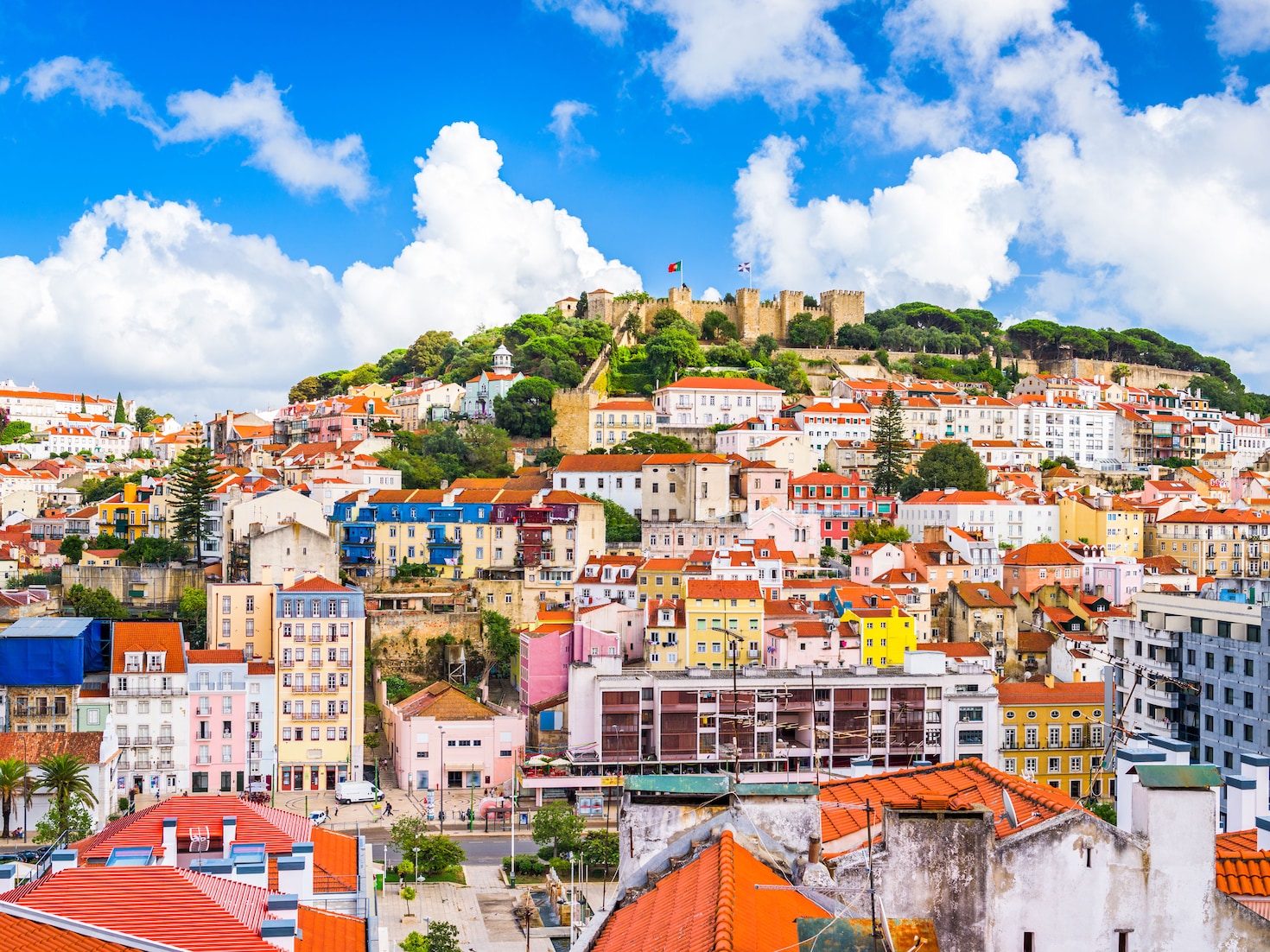 {"metadata_en_GB":{"alt-text":"Lots of colourful buildings infront of a castle on a hill"},"metadata_en_AU":{"alt-text":"Lots of colourful buildings infront of a castle on a hill"}}