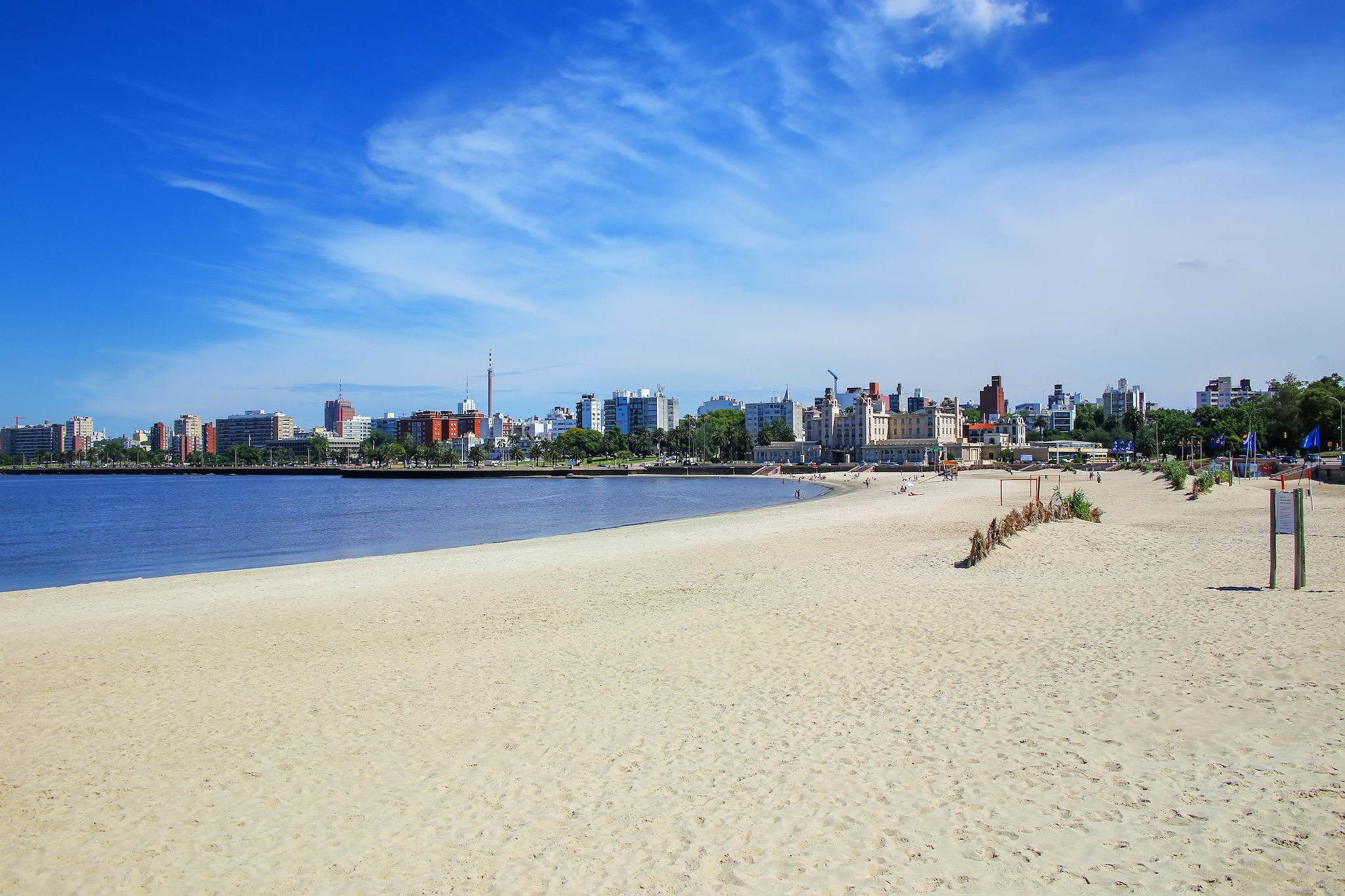 {"metadata_en_GB":{"alt-text":"Beach next to city "},"metadata_en_AU":{"alt-text":"Beach next to city "}}