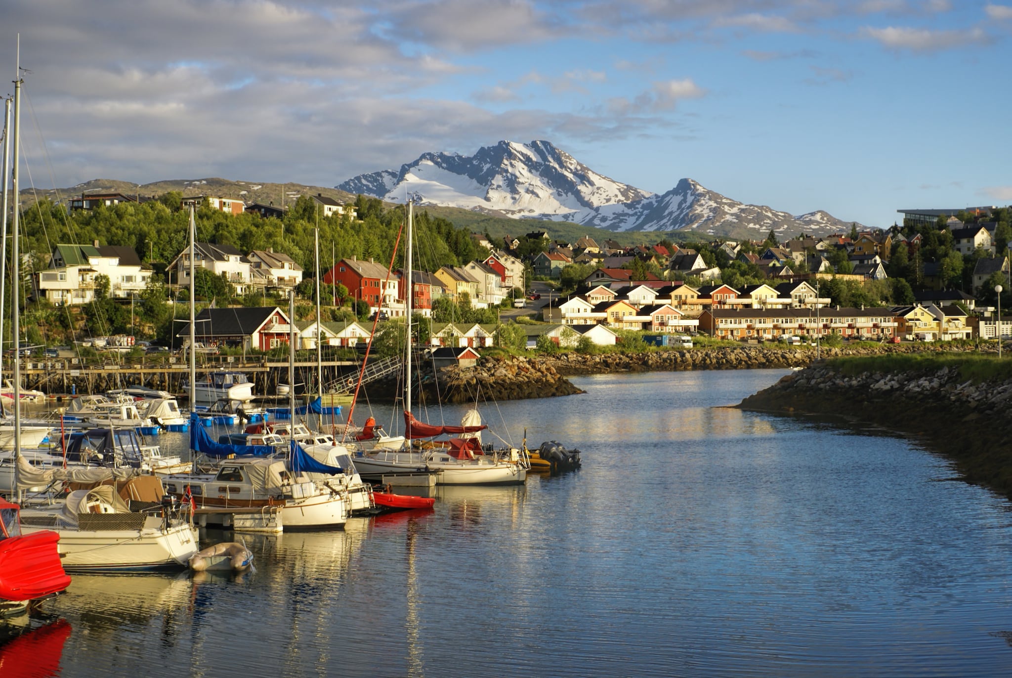 {"metadata_en_GB":{"alt-text":"Boats on water infront of buildings and mountains"},"metadata_en_AU":{"alt-text":"Boats on water infront of buildings and mountains"}}