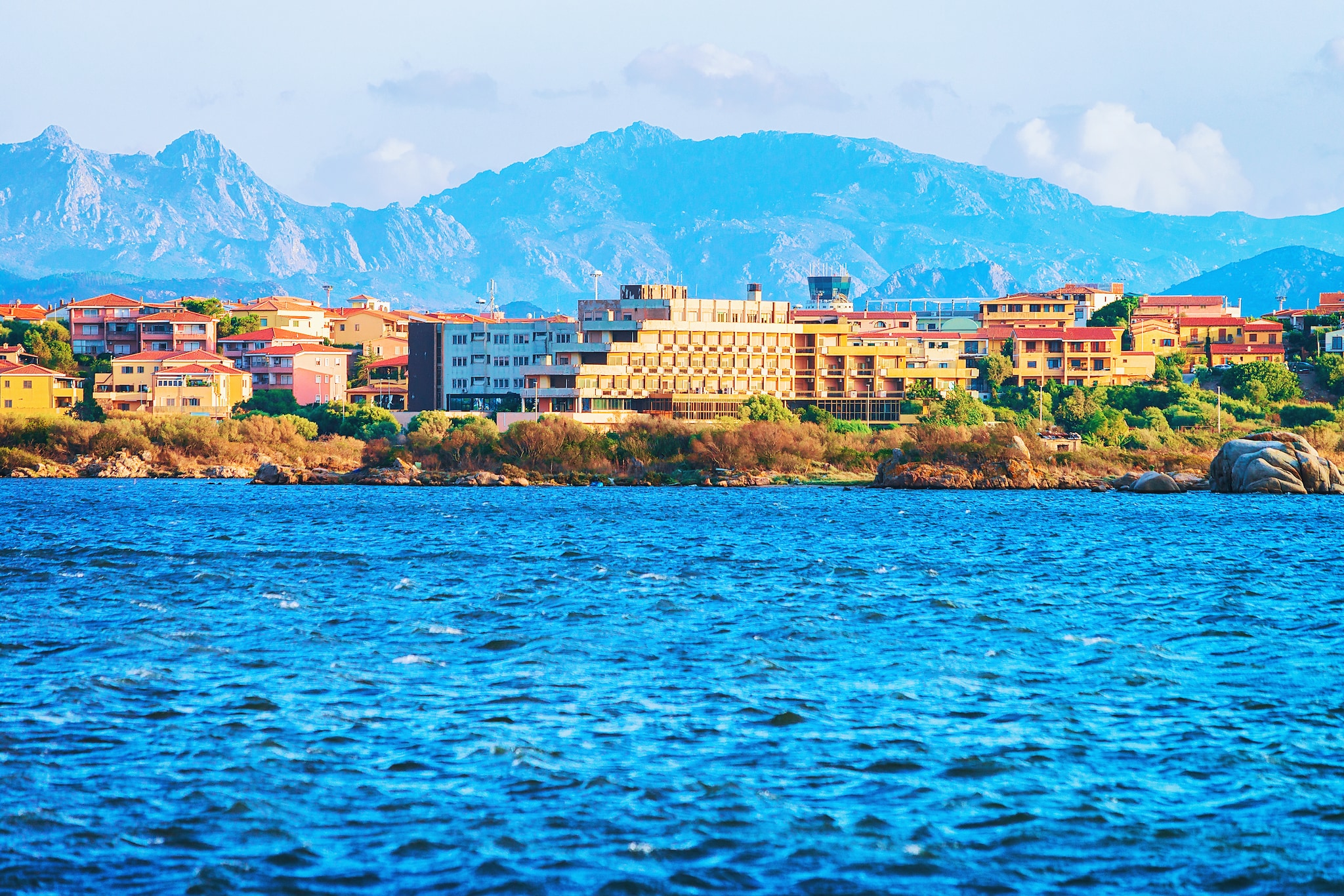 {"metadata_en_GB":{"alt-text":"Rustic buildings behind sea "},"metadata_en_AU":{"alt-text":"Rustic buildings behind sea "}}