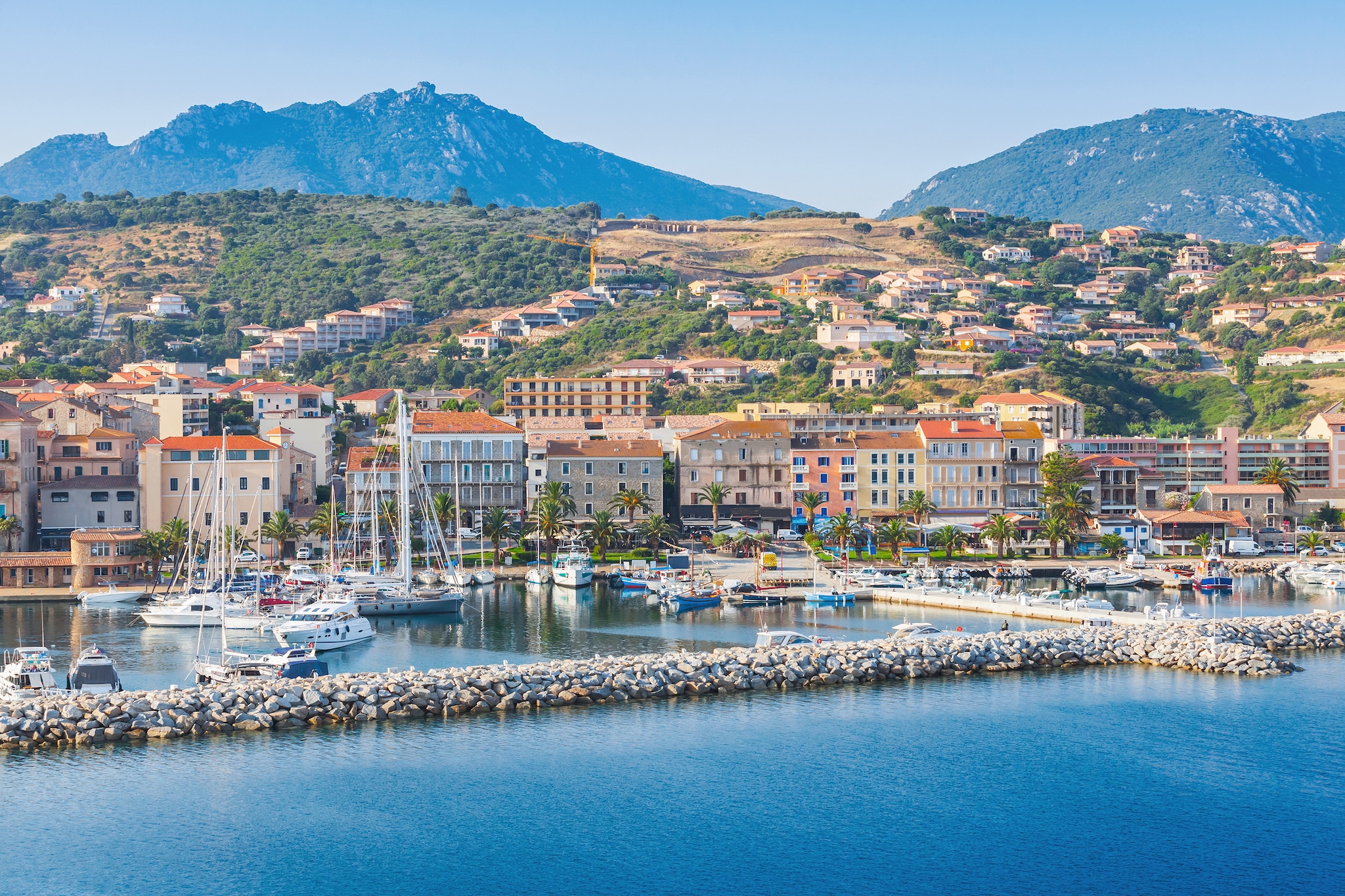 {"metadata_en_GB":{"alt-text":"Small harbour by the sea "},"metadata_en_AU":{"alt-text":"Small harbour by the sea"}}