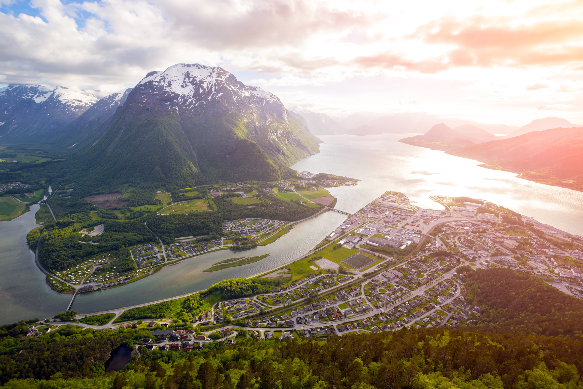 {"metadata_en_GB":{"alt-text":"A sky view of mountains and houses"},"metadata_en_AU":{"alt-text":"A sky view of mountains and houses"}}