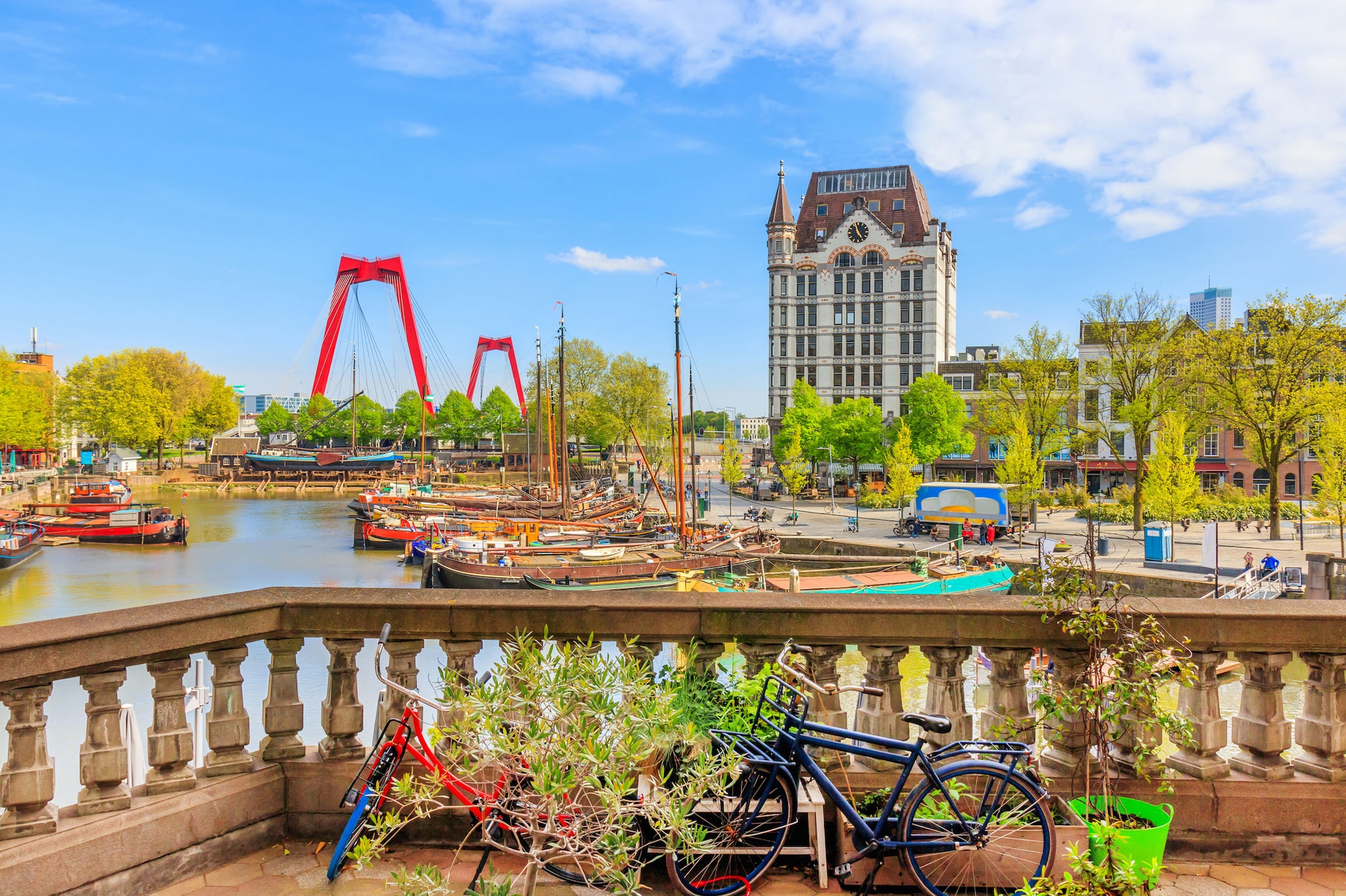 {"metadata_en_GB":{"alt-text":"The Old Harbor, or Oude Haven, of Rotterdam with the Willemsbrug bridge and Openlucht Binnenvaart Museum"},"metadata_en_AU":{"alt-text":"The Old Harbor, or Oude Haven, of Rotterdam with the Willemsbrug bridge and Openlucht Binnenvaart Museum"}}