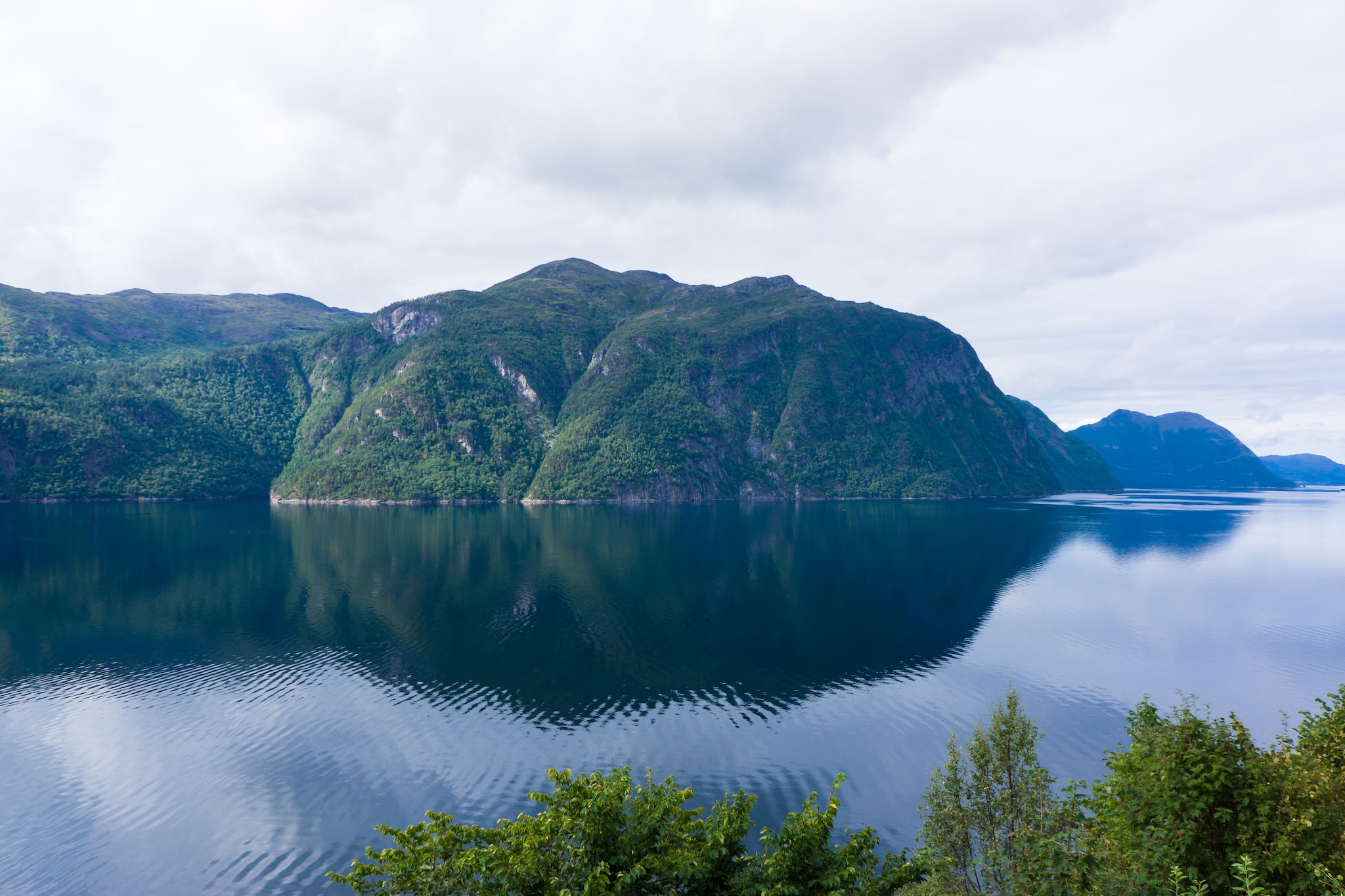{"metadata_en_GB":{"alt-text":"Green mountains behind water"},"metadata_en_AU":{"alt-text":"Green mountains behind water"}}