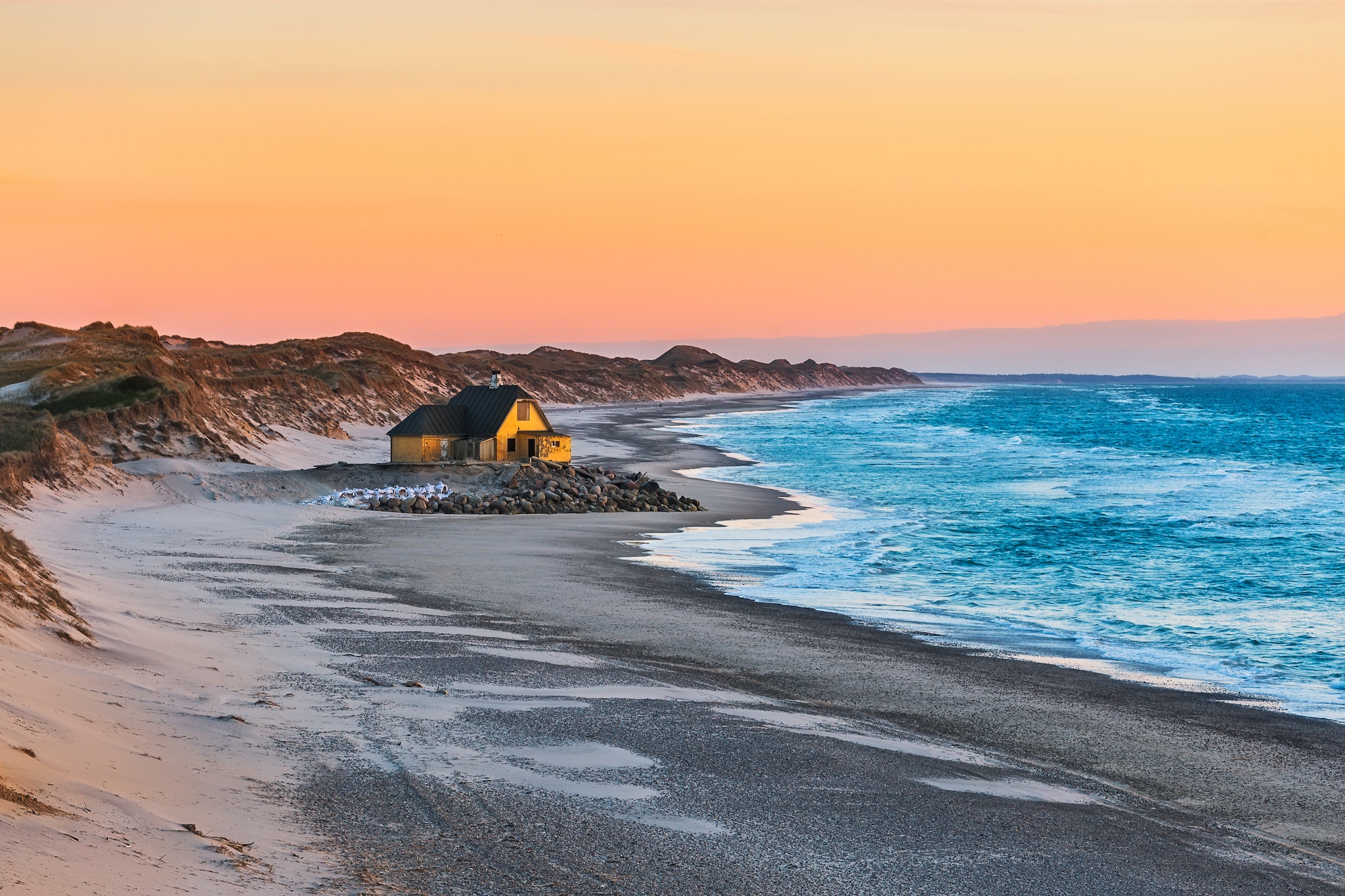 {"metadata_en_GB":{"alt-text":"Little house on the beach with a pretty sunset in the sky"},"metadata_en_AU":{"alt-text":"Little house on the beach with a pretty sunset in the sky"}}