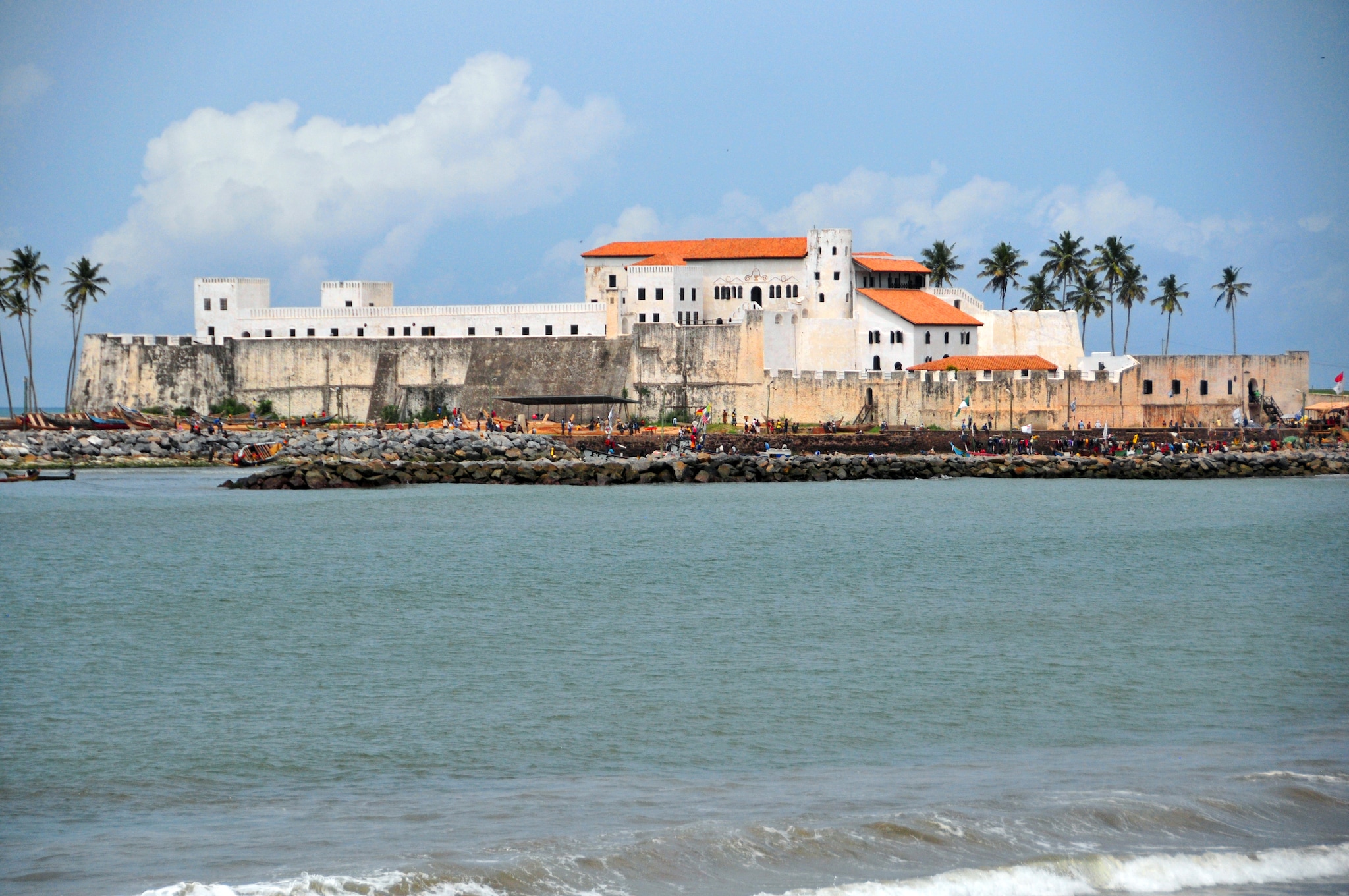 {"metadata_en_GB":{"alt-text":"Elmina, Ghana: Elmina Castle, a coastal 15th century fortress built by the Portuguese used as a slave transit point from Africa to America - São Jorge da Mina castle, Feitoria da Mina, Gold Coast - Unesco world heritage site - photo by M.Torres"}}