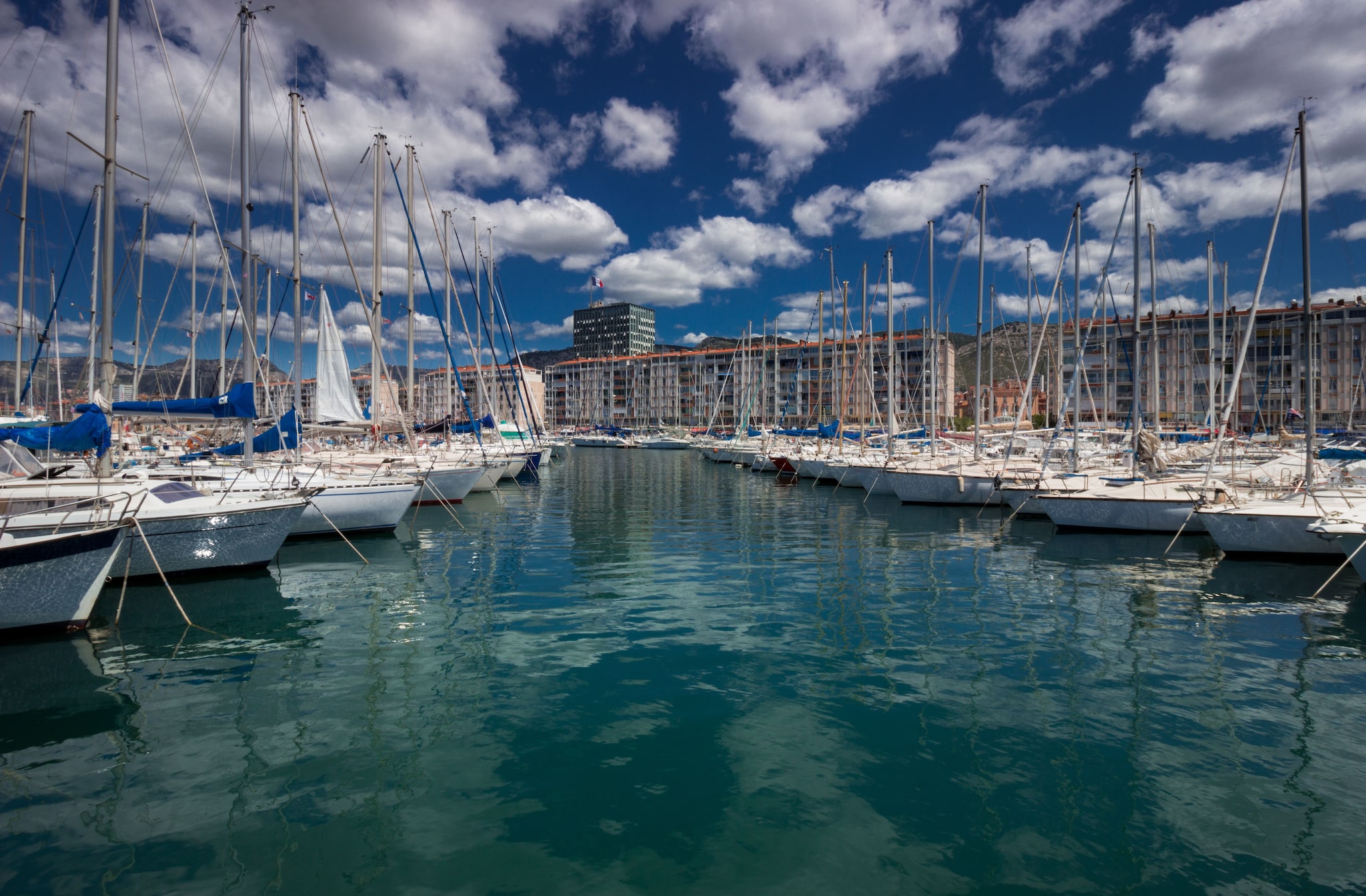 {"metadata_en_GB":{"alt-text":"Toulon Harbour"}}