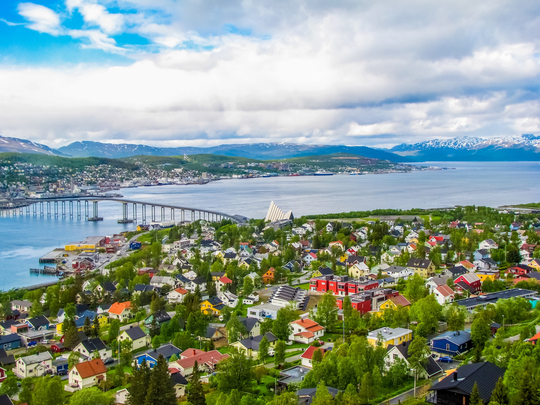 {"metadata_en_GB":{"alt-text":"View of Tromsø Bridge in the city of Tromsø in Norway. The bridge crosses the Tromsøysundet strait between Tromsdalen on the mainland and the island of Tromsøya."},"metadata_en_AU":{"alt-text":"View of Tromsø Bridge in the city of Tromsø in Norway. The bridge crosses the Tromsøysundet strait between Tromsdalen on the mainland and the island of Tromsøya."}}