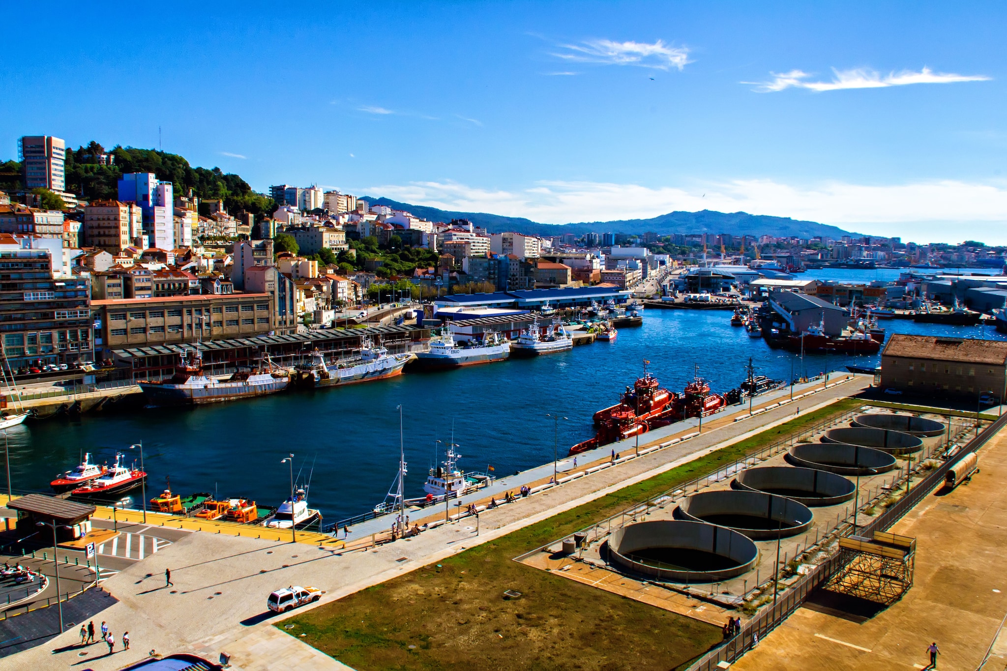 {"metadata_en_GB":{"alt-text":"Vigo Harbour"}}