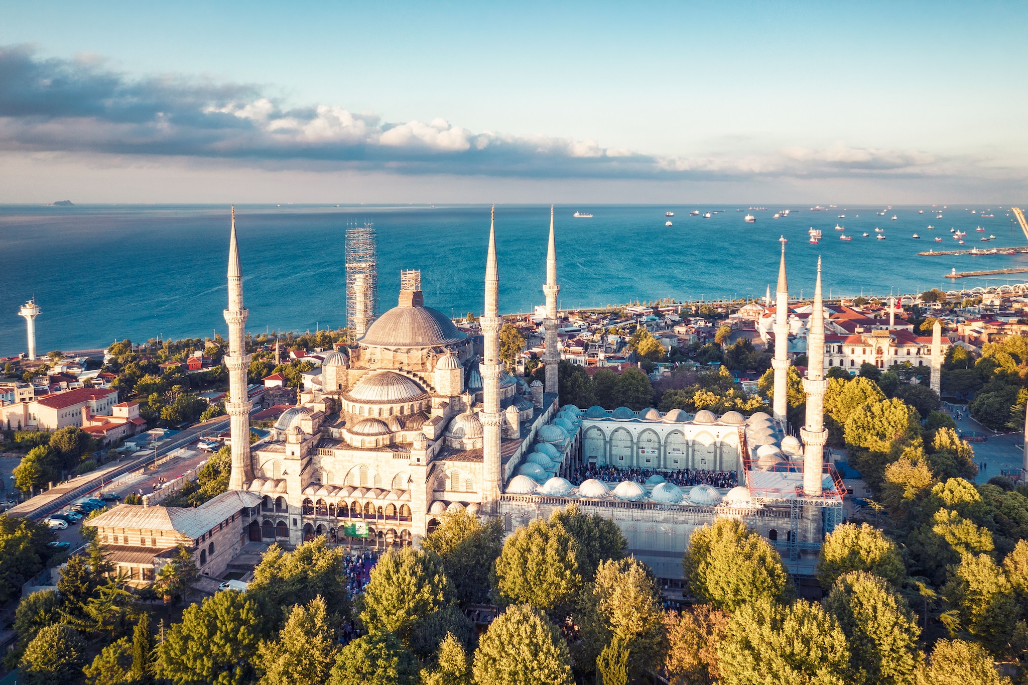 {"metadata_en_GB":{"alt-text":"Sunrise drone Photo of Blue Mosque, Istanbul, Turkiye"}}
