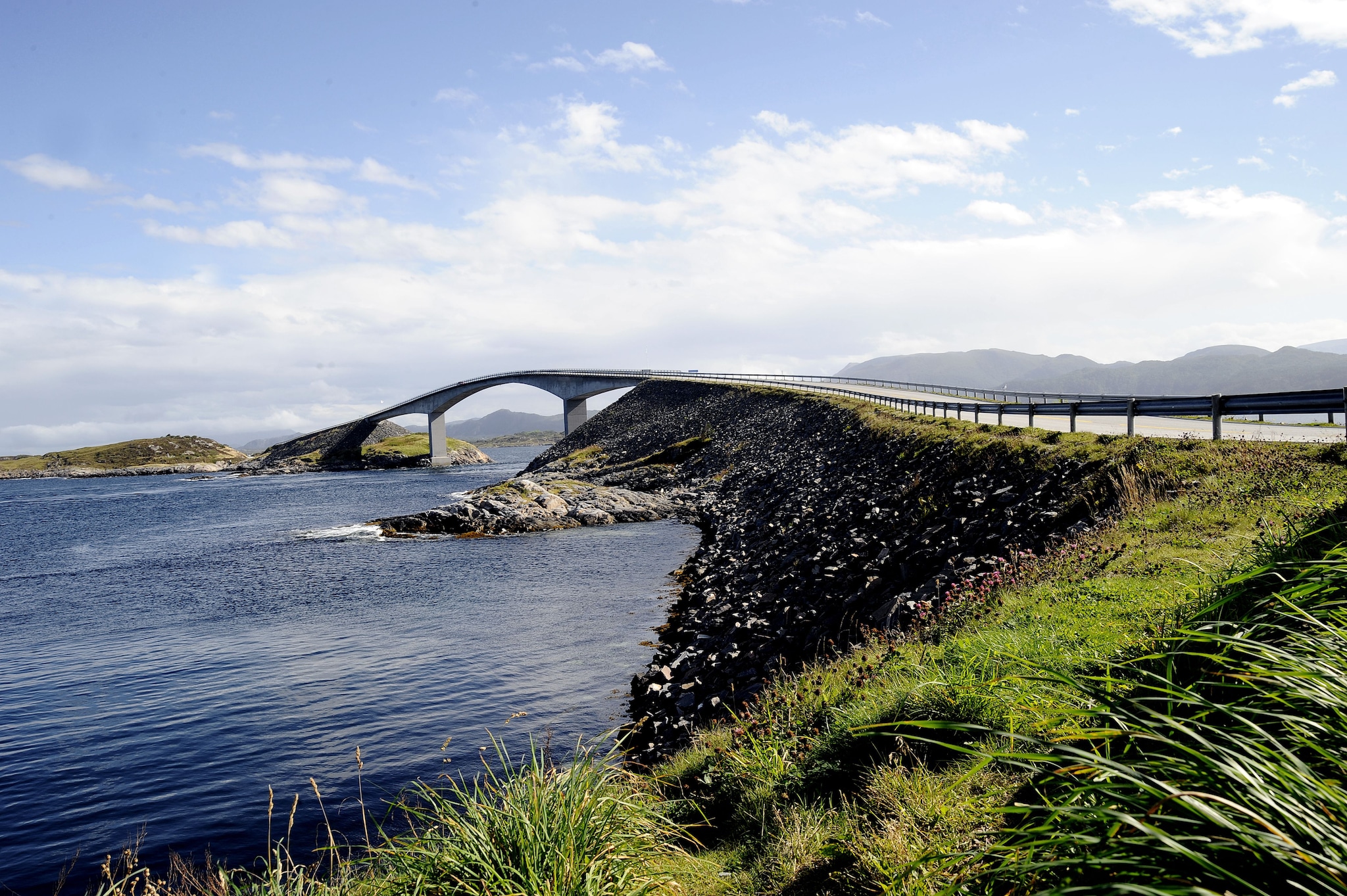 {"metadata_en_GB":{"alt-text":"Atlantic Ocean Road between Molde and Kristiansund"}}
