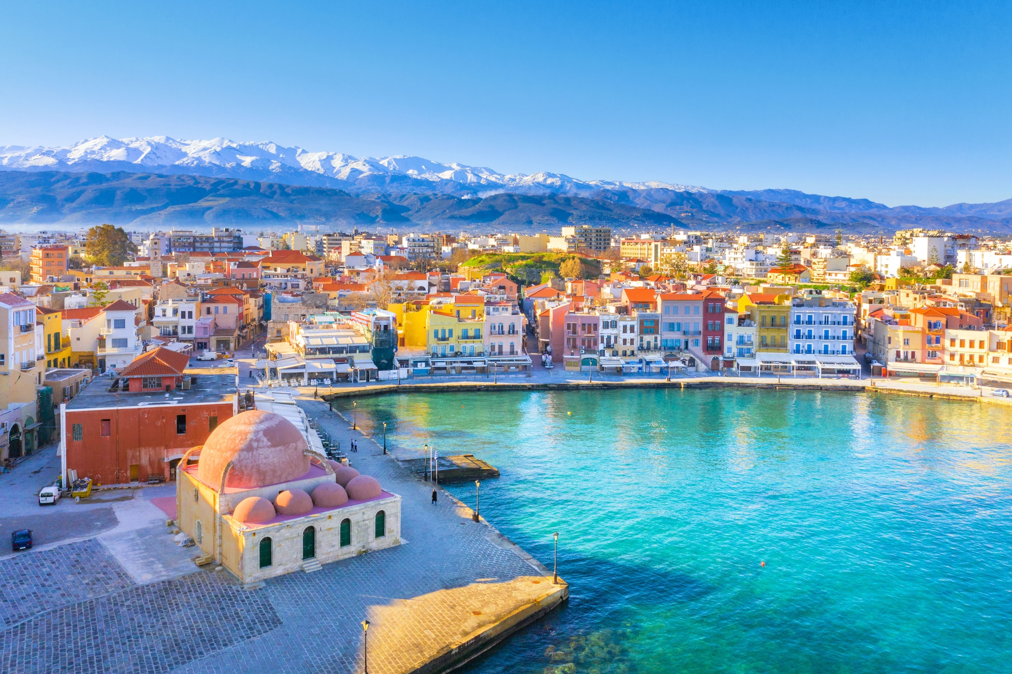 {"metadata_en_GB":{"alt-text":"Chania, Greece"}}