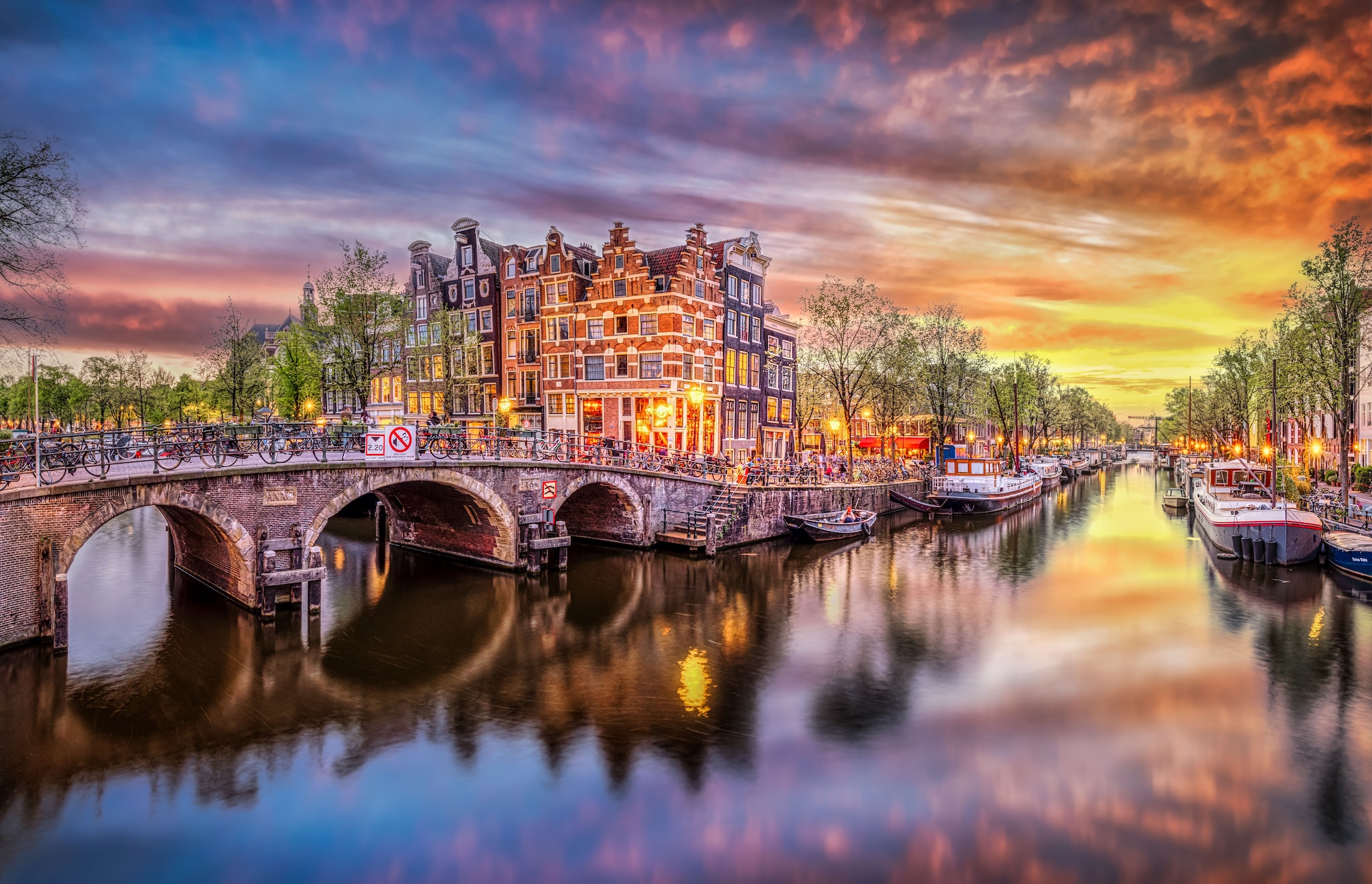 {"metadata_en_GB":{"alt-text":"Amsterdam at sunset"}}