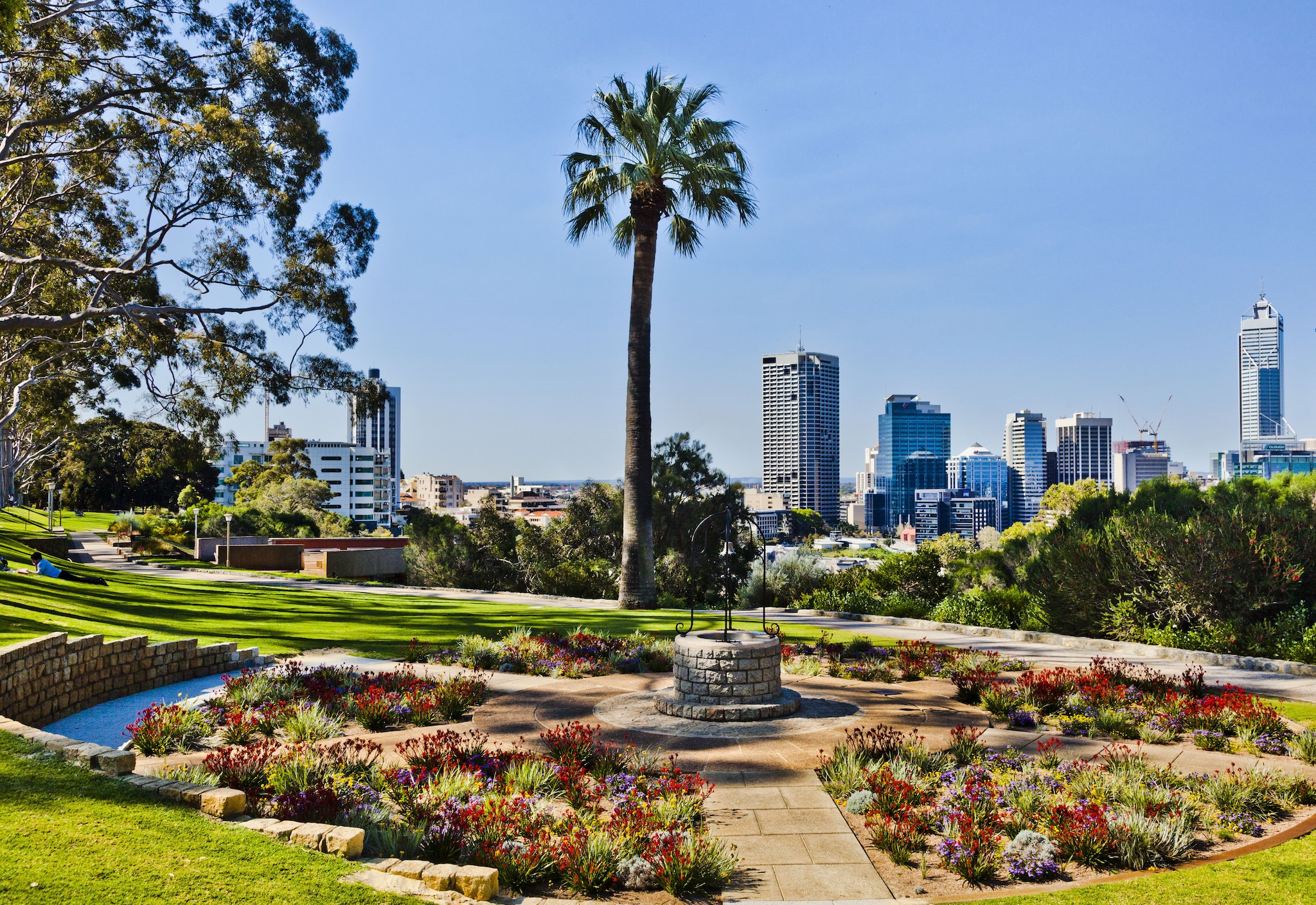 {"metadata_en_GB":{"alt-text":"Perth, Australia skyline"}}