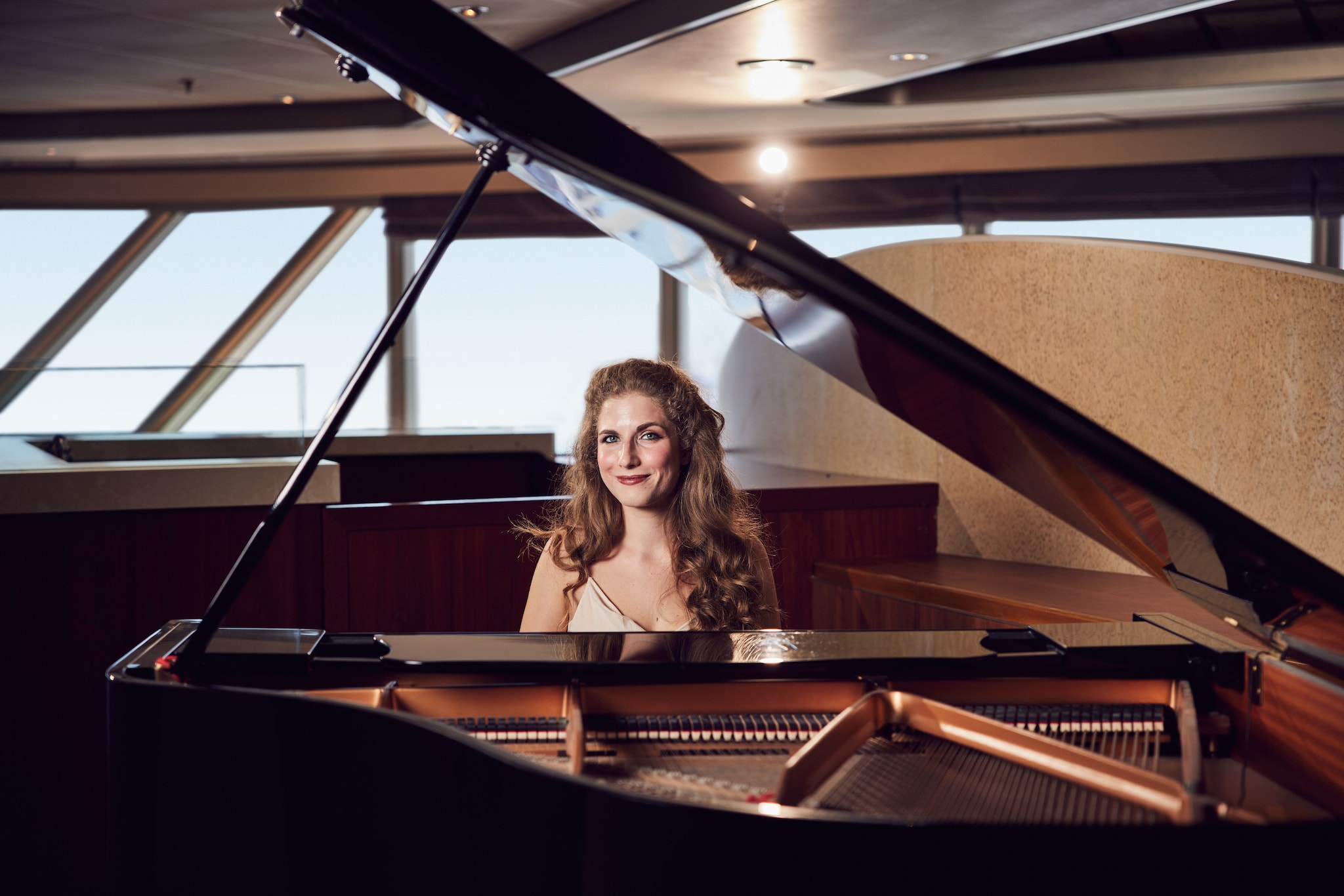 {"metadata_en_GB":{"alt-text":"Cocktail pianist Hanna Gerandas"}}