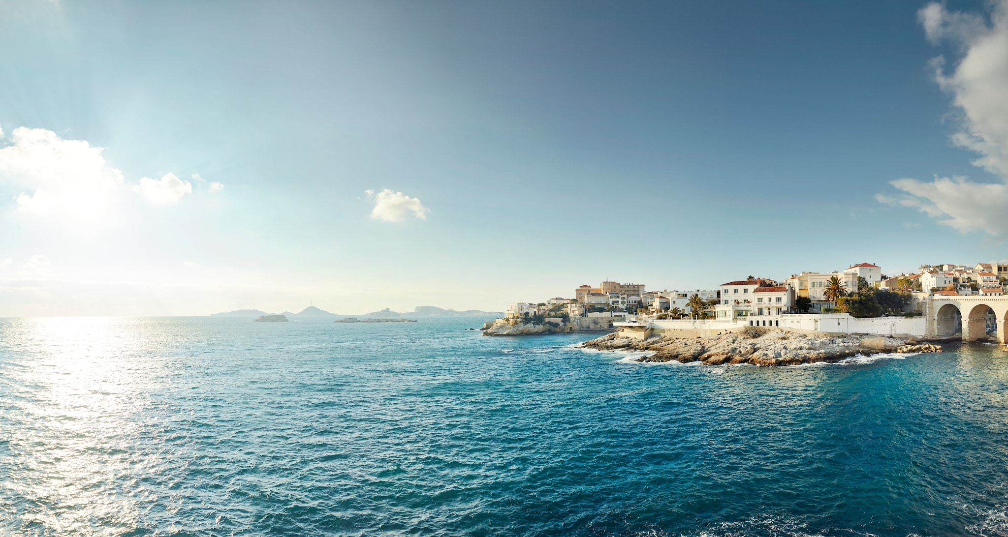 {"metadata_en_GB":{"alt-text":"Coastline of Marseille, France"}}